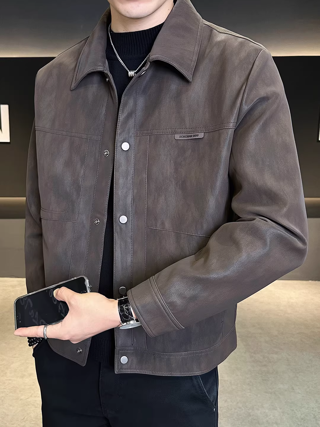 Áo khoác da dày lót lông cừu dành cho nam, kiểu mới thu đông 2025, dáng ngắn ôm body, thời trang, ấm áp với cổ áo lật.