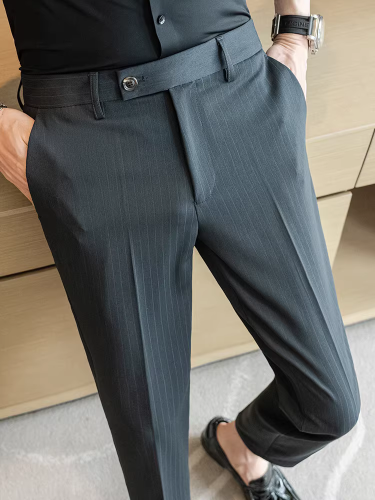 Quần âu nam kẻ sọc tối màu, kiểu dáng thoải mái, chất liệu tươi mát và mềm mại, đa năng, ôm dáng, dễ chăm sóc, chống nhăn.