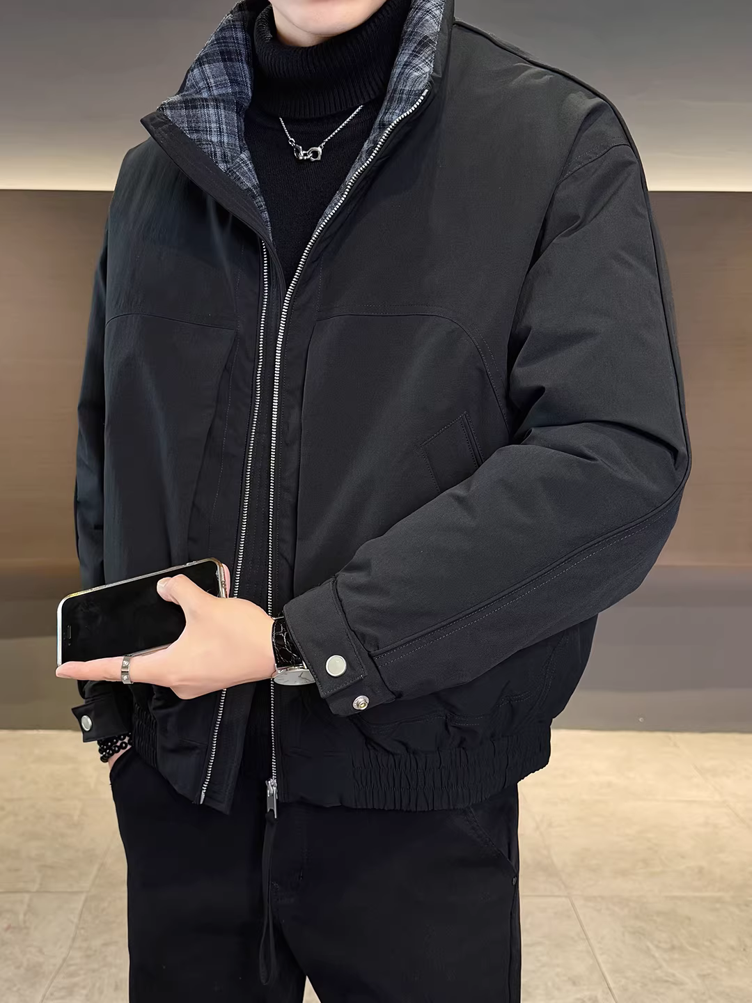 Áo khoác lông vũ nam cao cấp 90% lông vũ, thiết kế mùa đông 2025, kiểu dáng mới rộng rãi ngắn, cổ đứng, dày dặn và ấm áp.