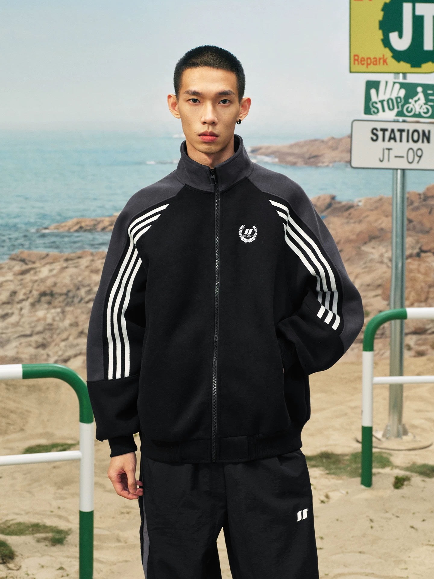 Áo len tay raglan thêu theo phong cách retro của Jungle Tiger dành cho nam giới, áo cardigan chắp vá dáng rộng mùa thu với áo khoác cổ đứng màu tương phản
