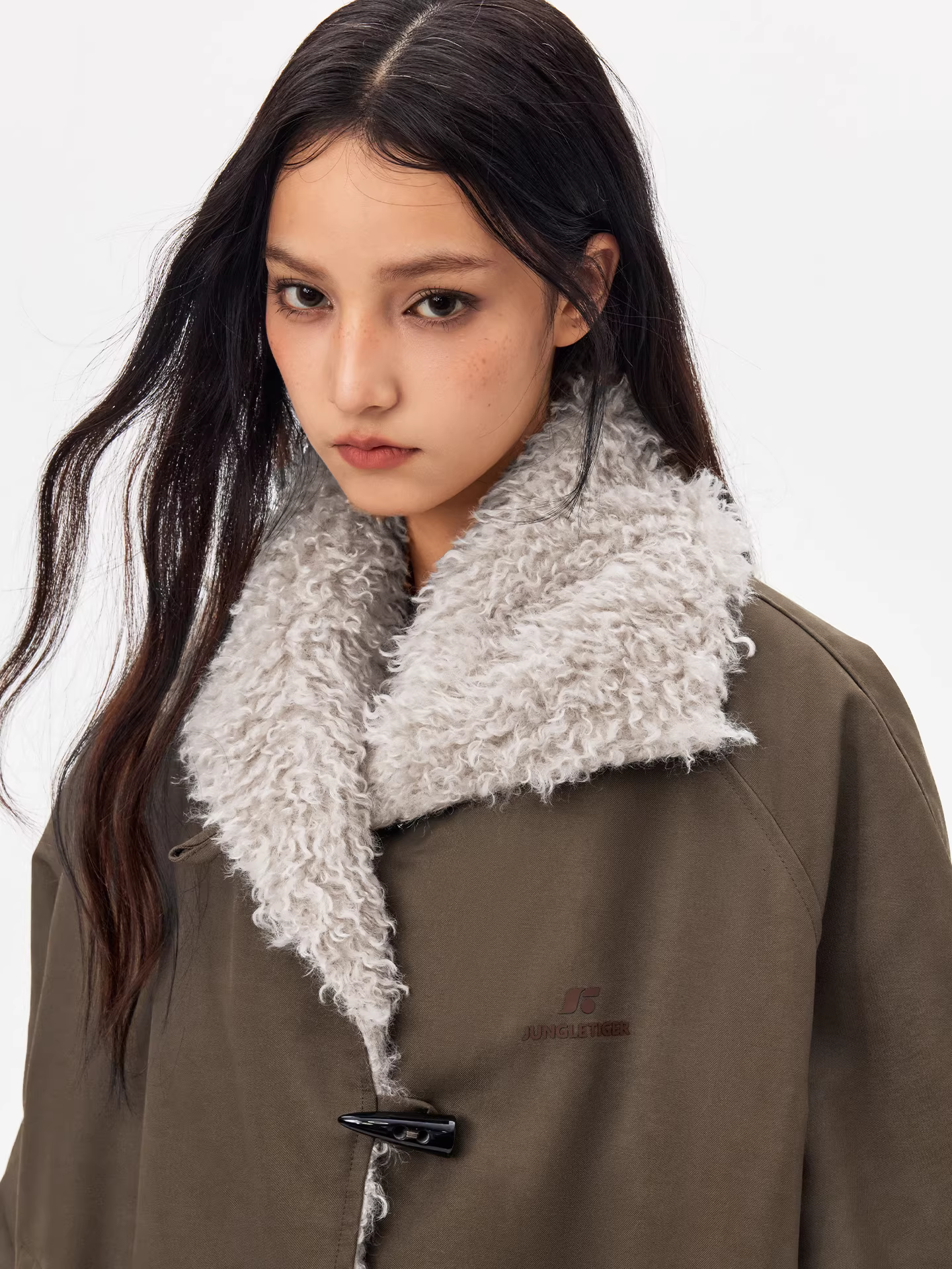 Áo khoác cotton hoa văn cổ lông lớn kiểu hổ rừng dành cho nữ, mẫu mới mùa đông 2025, kiểu cổ điển, cài khuy, giữ ấm