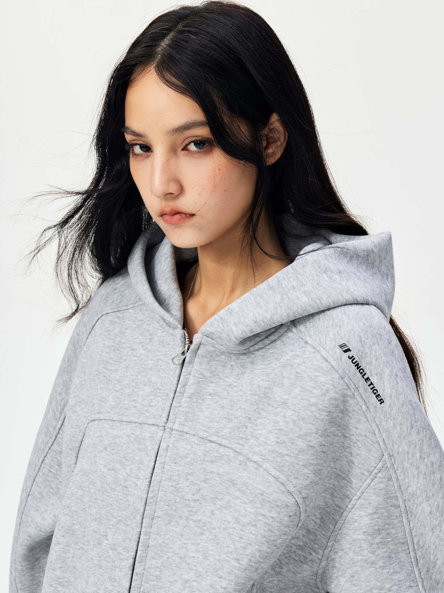 Áo khoác cardigan có mũ trùm đầu kiểu dáng lỏng lẻo phong cách Mỹ, chất liệu dày dặn, kiểu dáng unisex, họa tiết hình hổ rừng được thiết kế theo phong cách deconstructed.