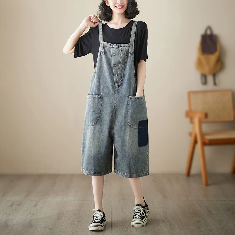Quần yếm denim size lớn dành cho nữ, kiểu mới hè 2026, quần short ống đứng phối màu nghệ thuật và trẻ trung.