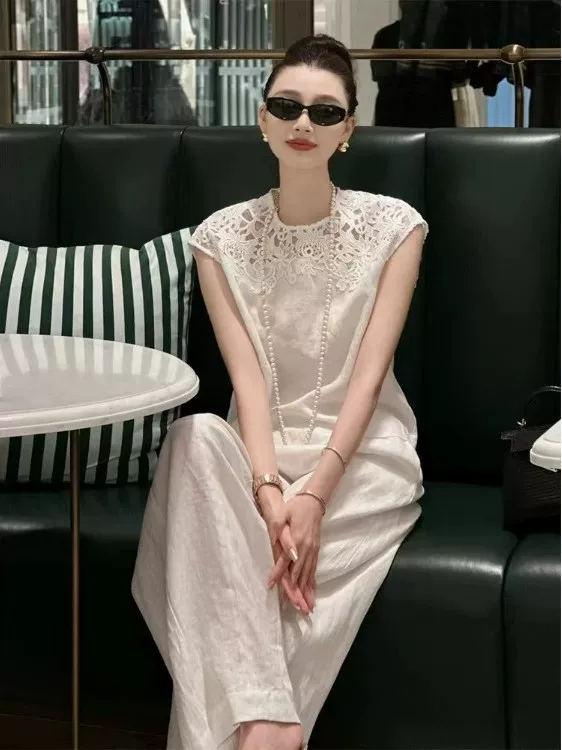 Bộ trang phục hè siêu thời thượng 2025 dành cho nữ, gồm áo ren phối lưới tinh tế và quần ống rộng, thiết kế hai mảnh thanh lịch và sành điệu.