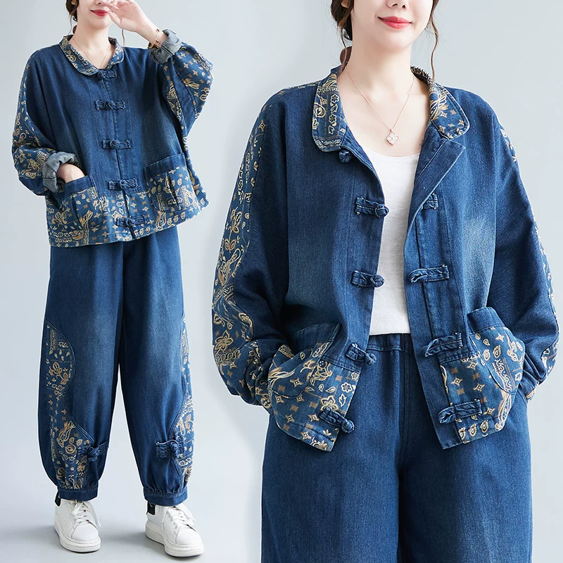 Bộ đồ hai mảnh denim in họa tiết, kiểu Hàn Quốc, dáng ôm, giúp thon gọn và trẻ trung, dành cho nữ, thời trang thu đông 2026, phong cách sành điệu.
