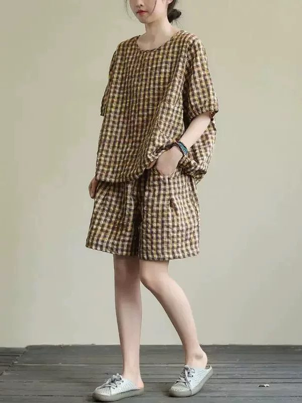 Bộ áo thun tay ngắn rộng rãi phong cách retro dành cho nữ cỡ lớn, phối cùng quần short cotton kẻ caro năm phần, bộ hai món thời trang thường ngày.