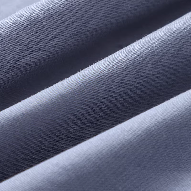 Bộ trang phục mùa xuân phong cách Hàn Quốc cho bé gái năm 2025, gồm áo ba lỗ thể thao, áo thun và quần ba món