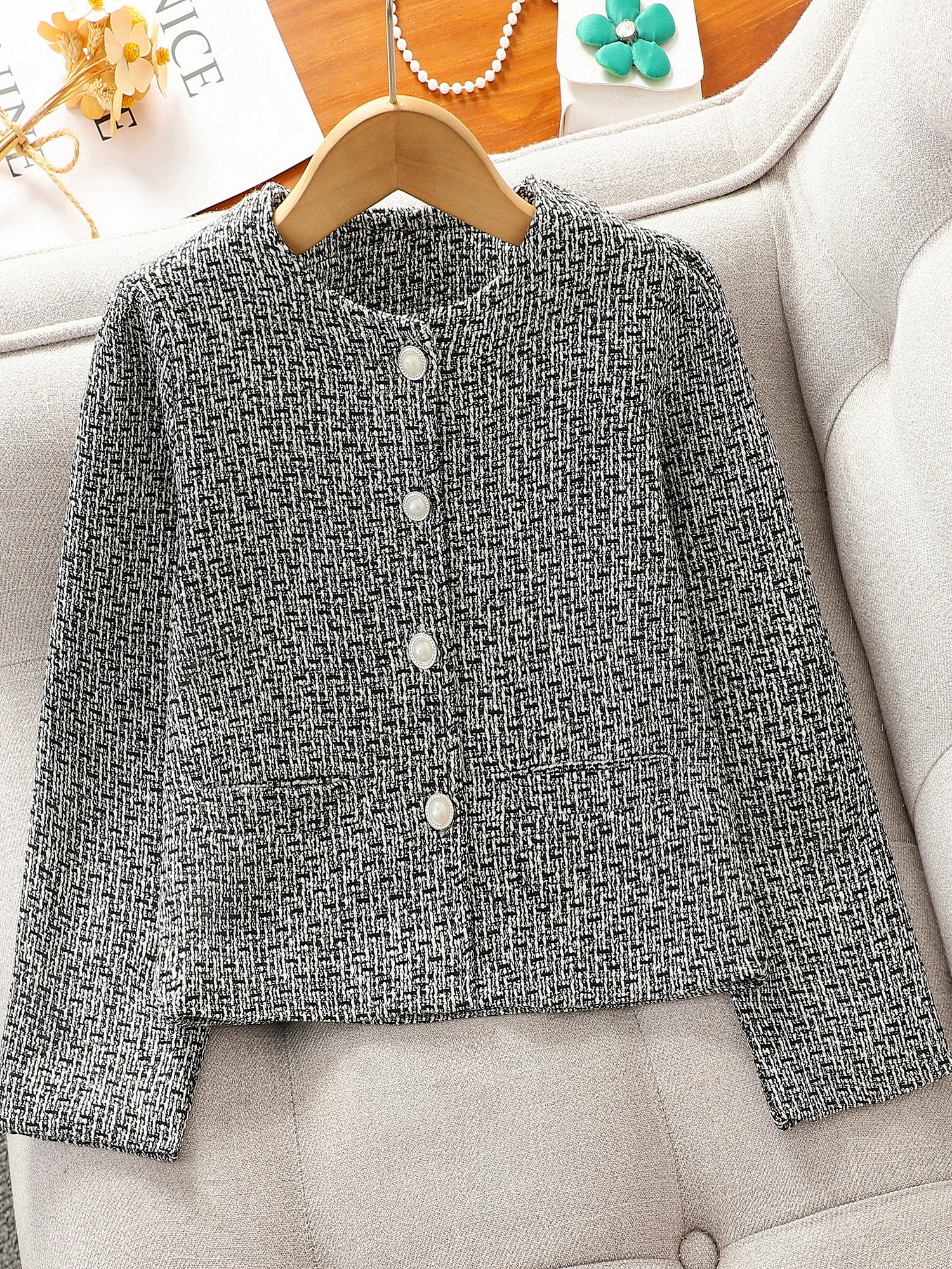 Bộ đồ nữ xuân thu 2025 kiểu mới áo khoác trẻ em phong cách Chanel nhỏ nhắn, chân váy xếp ly phong cách Hàn Quốc hai mảnh dành cho bé gái
