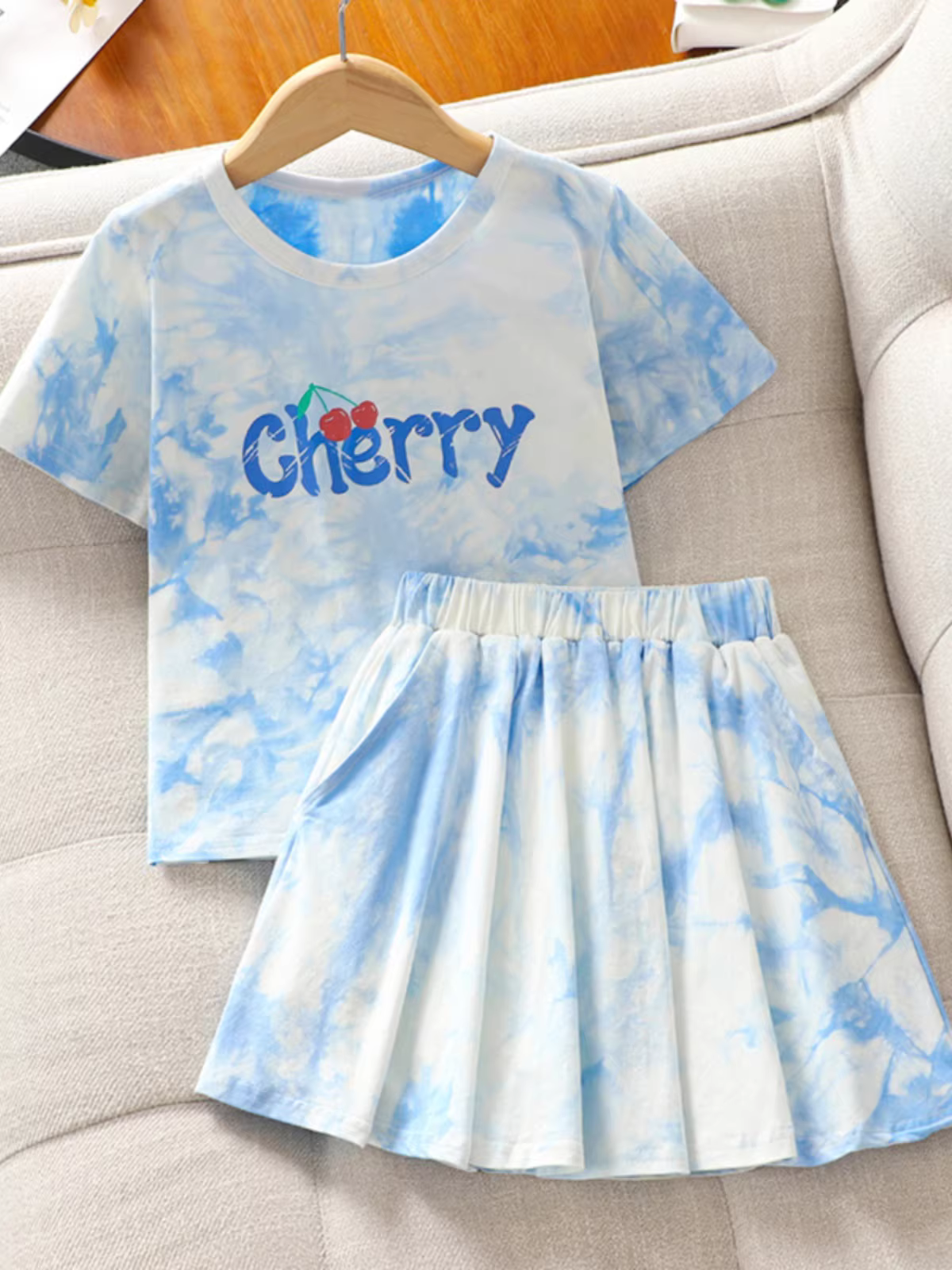 Bộ trang phục hè hai mảnh kiểu dáng thể thao thời trang cho bé gái năm 2025, chân váy ngắn