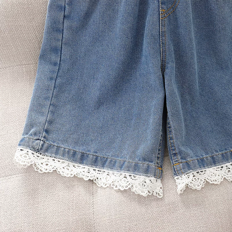 Quần short denim nữ, quần short mùa hè mỏng viền ren dài đến đầu gối, kiểu mới mùa hè 2025, quần dài trung bình phong cách thường ngày dành cho các cô gái lớn tuổi.