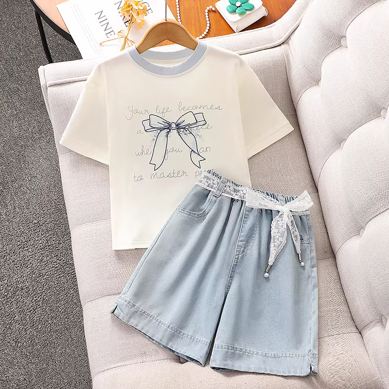 Bộ trang phục hè cho bé gái 2025 kiểu mới, phong cách thường ngày, áo ngắn tay mỏng, quần short denim hai mảnh