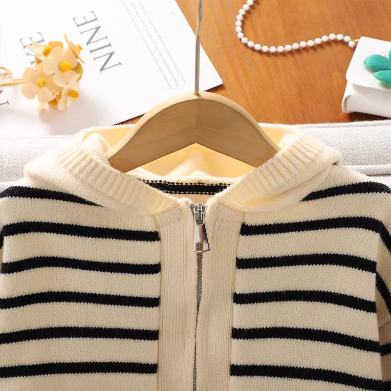 Áo len bé gái thu đông 2025 kiểu mới áo khoác cardigan sọc có mũ cho bé gái áo len dệt kim dài tay xuân thu trẻ em