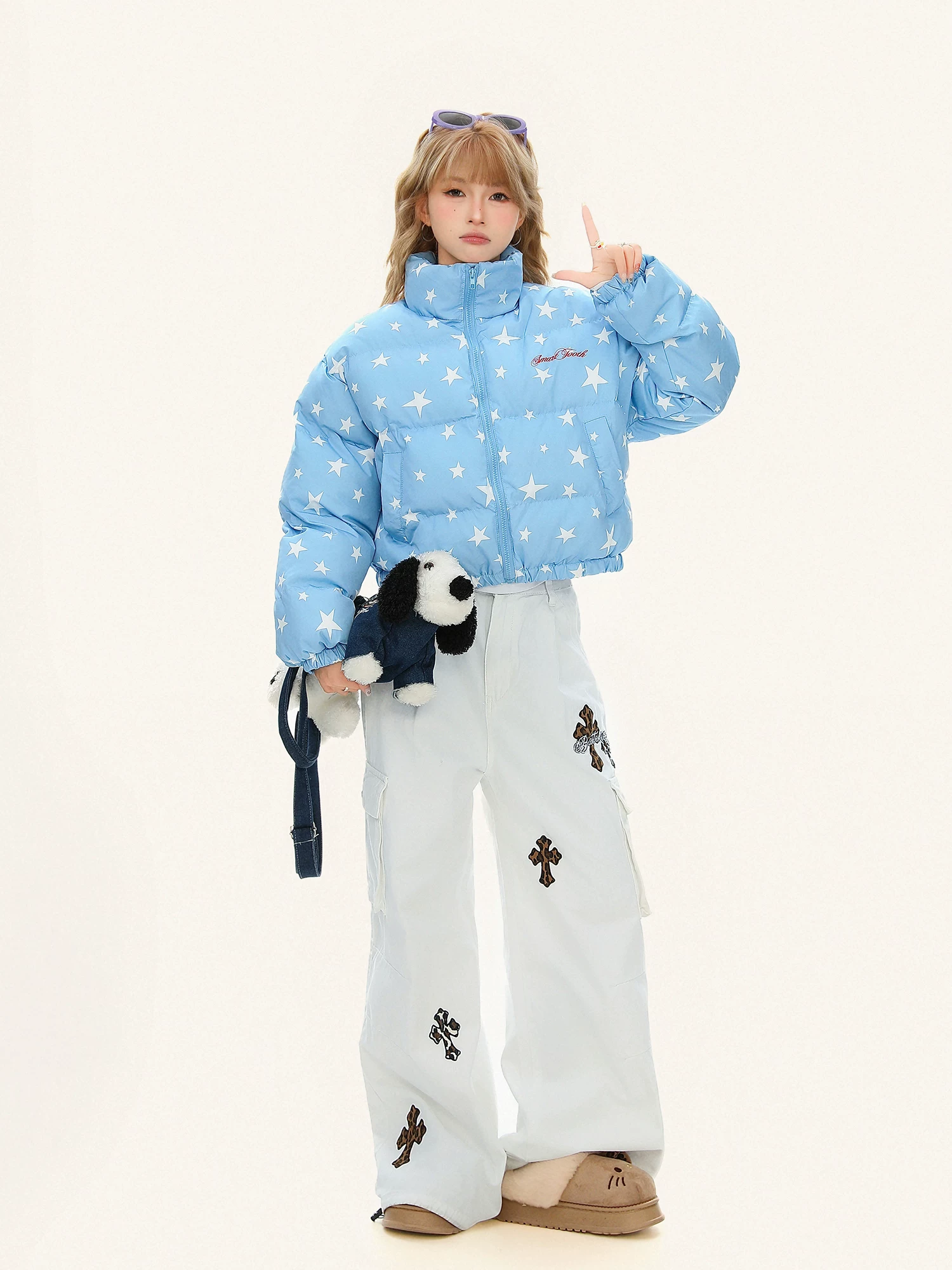Áo khoác cotton mùa đông hợp thời trang có in hình ngôi sao và cổ đứng dành cho nữ, ấm áp và sành điệu cho người có vóc dáng nhỏ nhắn.