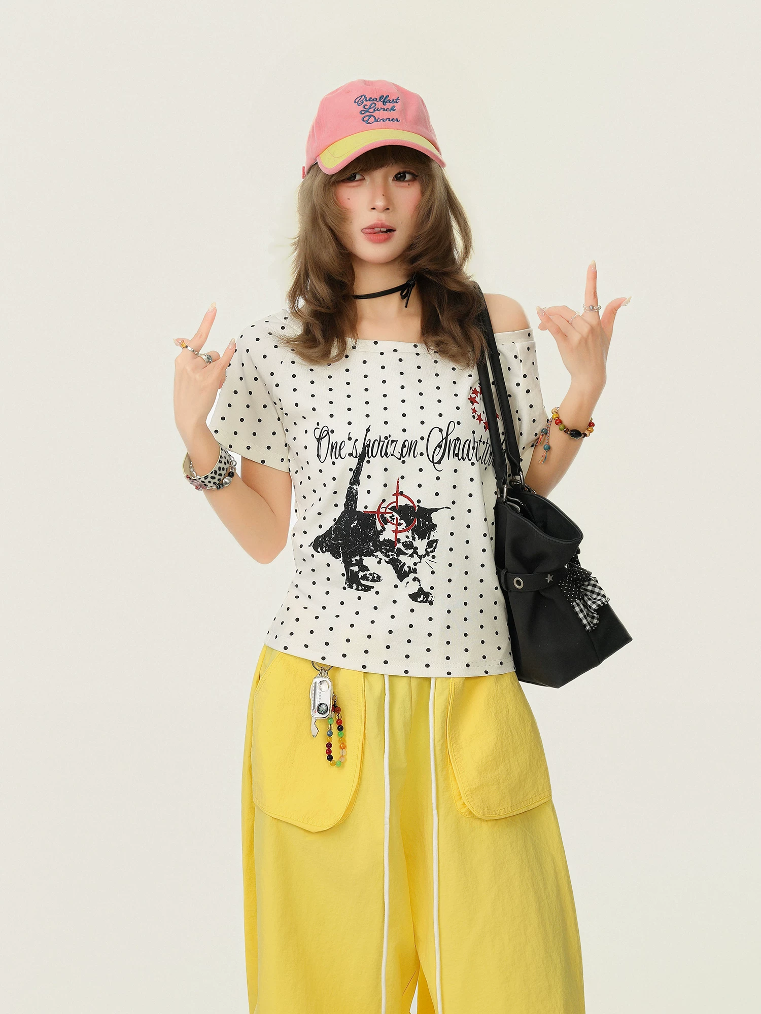 Áo thun ngắn tay Bulu Biscuit Fun Cat Print Polka Dot cổ bất đối xứng lệch vai dành cho nữ, áo thun mùa hè dáng rộng thông thường đa năng.