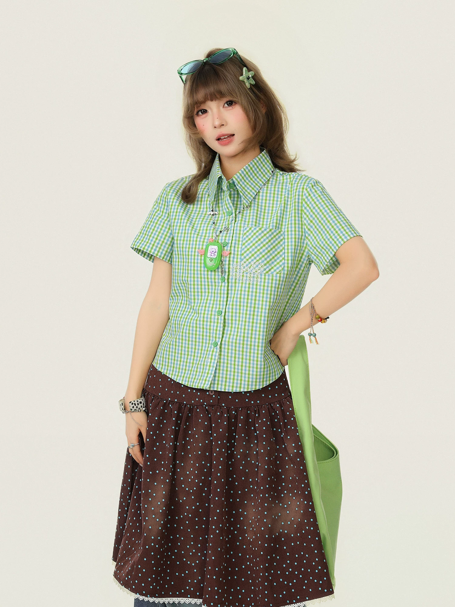 Áo sơ mi ngắn tay cổ polo kẻ sọc thêu chữ cho nữ, áo crop top dáng ôm mùa hè.