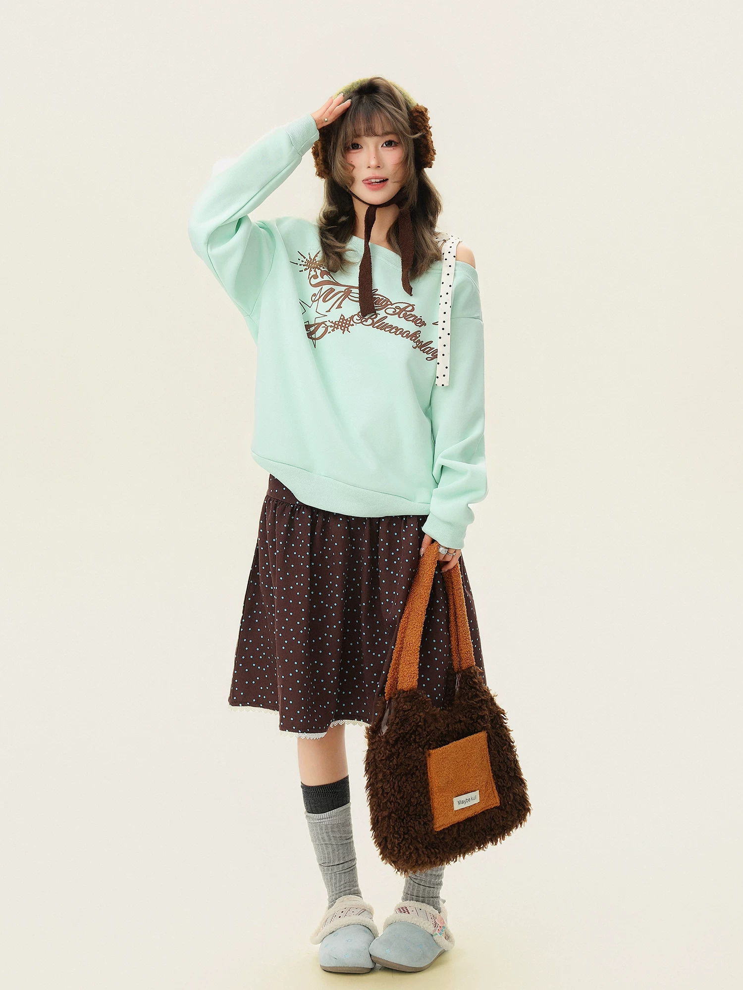 Áo sweatshirt nữ in chữ phối màu lấy cảm hứng từ dopamine, kiểu dáng rộng rãi, thoải mái mùa xuân 2026.