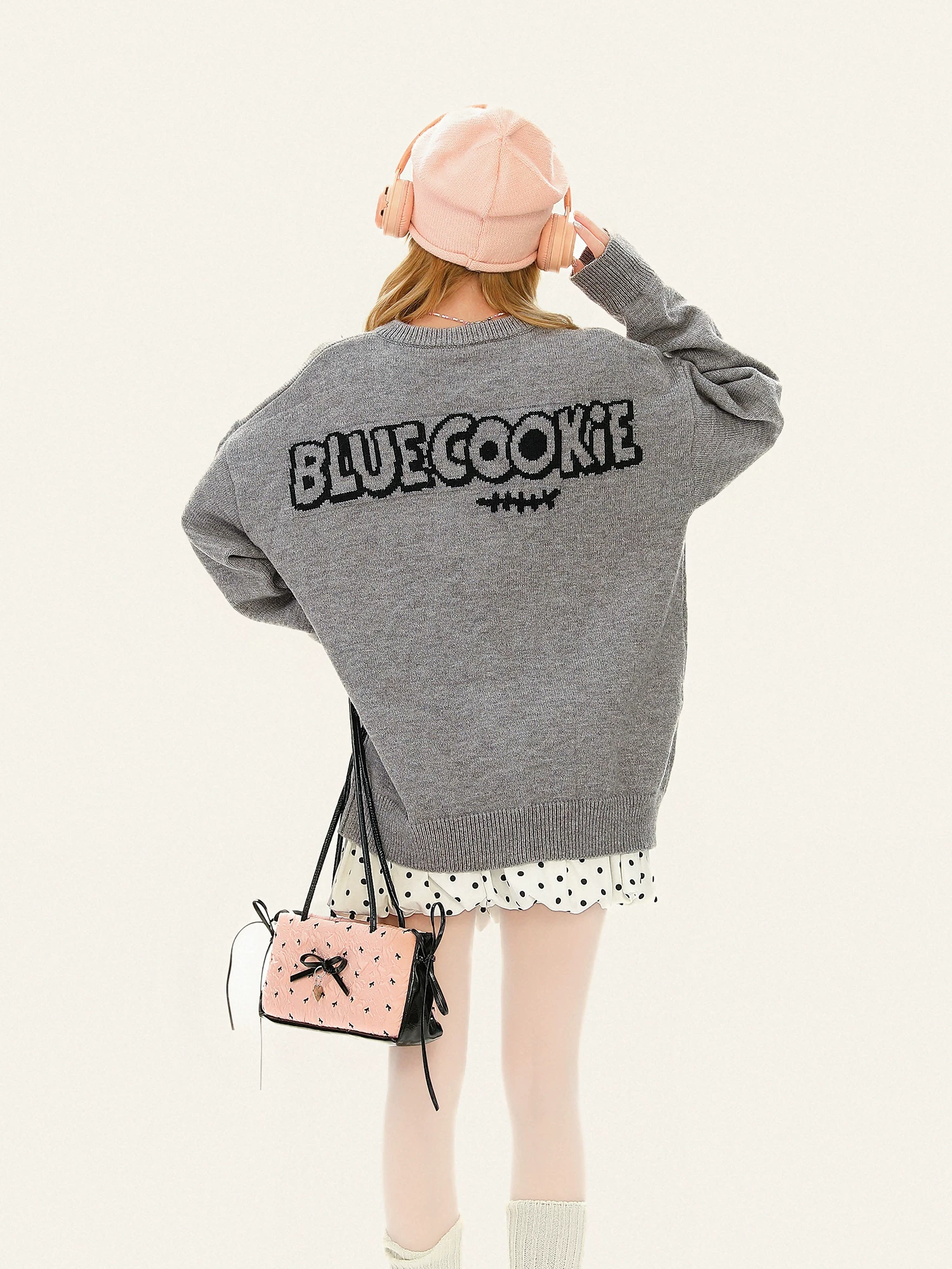 Áo len cardigan cổ tròn kiểu dáng rộng rãi, chất liệu jacquard ngọt ngào và vui nhộn dành cho nữ mùa thu đông