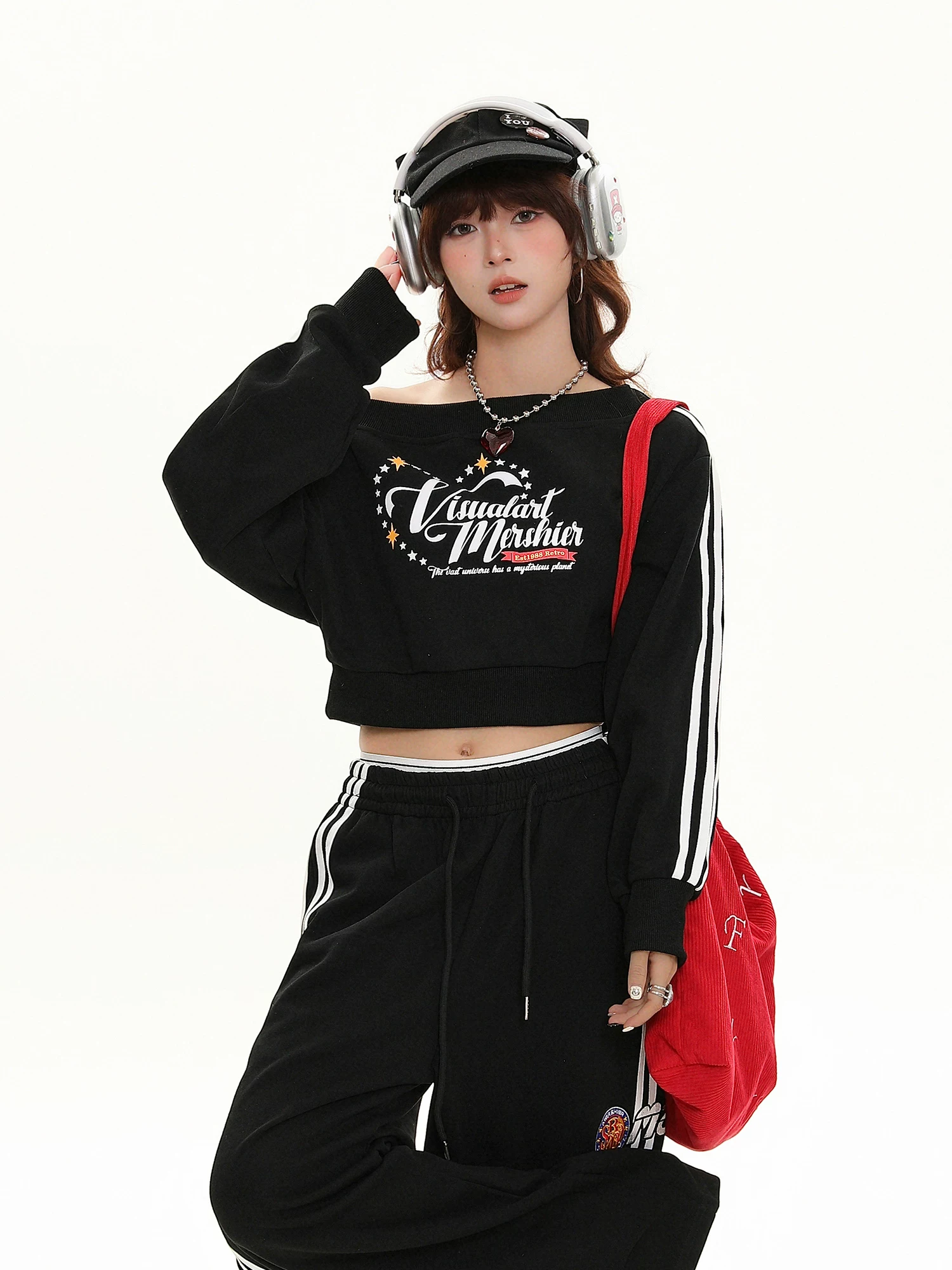 Áo sweatshirt nữ tay dài, kiểu Mỹ, in hình trái tim, chất liệu mềm mại, dáng rộng, phong cách casual, mùa thu 2025, thương hiệu Bulu Biscuit.