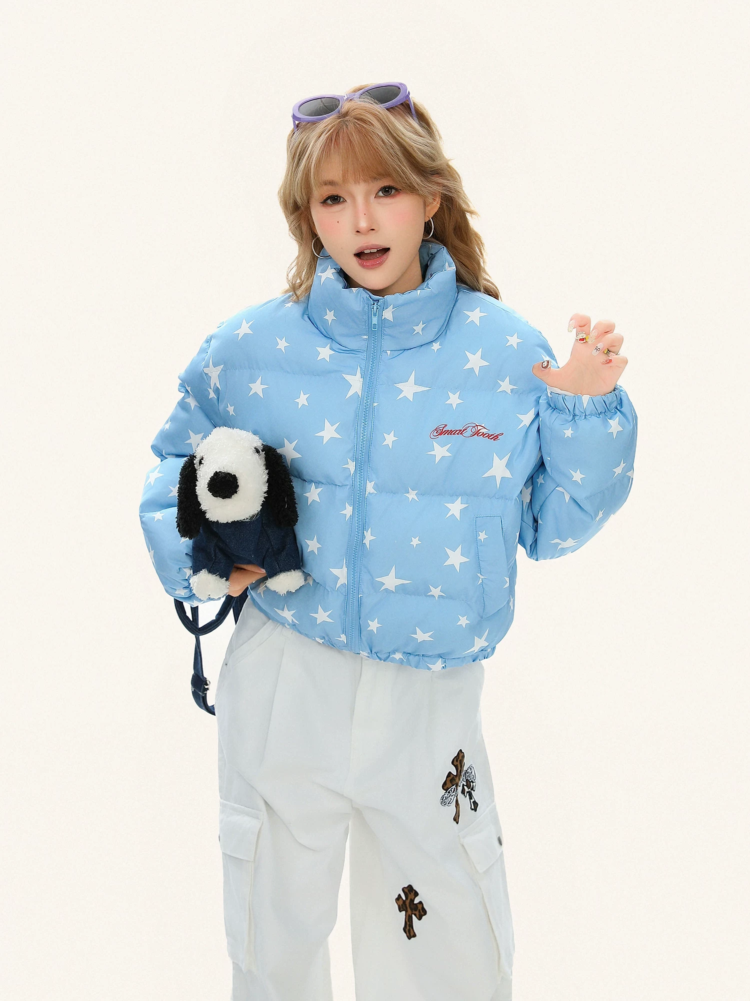 Áo khoác cotton mùa đông hợp thời trang có in hình ngôi sao và cổ đứng dành cho nữ, ấm áp và sành điệu cho người có vóc dáng nhỏ nhắn.