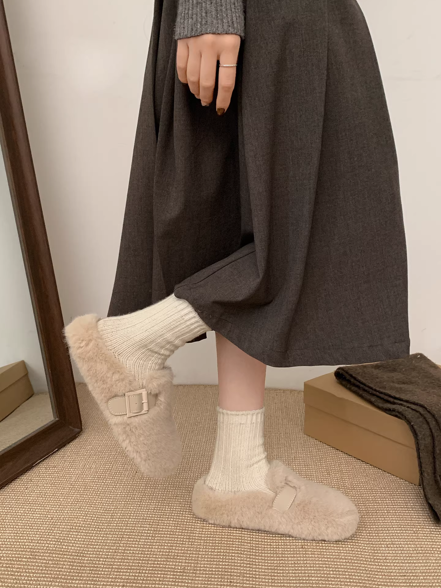 Đôi dép lê nữ đế dày kiểu Pháp cổ điển, chất liệu nhung mềm mại, đi ngoài trời, mẫu mới mùa đông 2025, giữ ấm, chống trơn trượt, kiểu Birkenstock, chất liệu cotton.