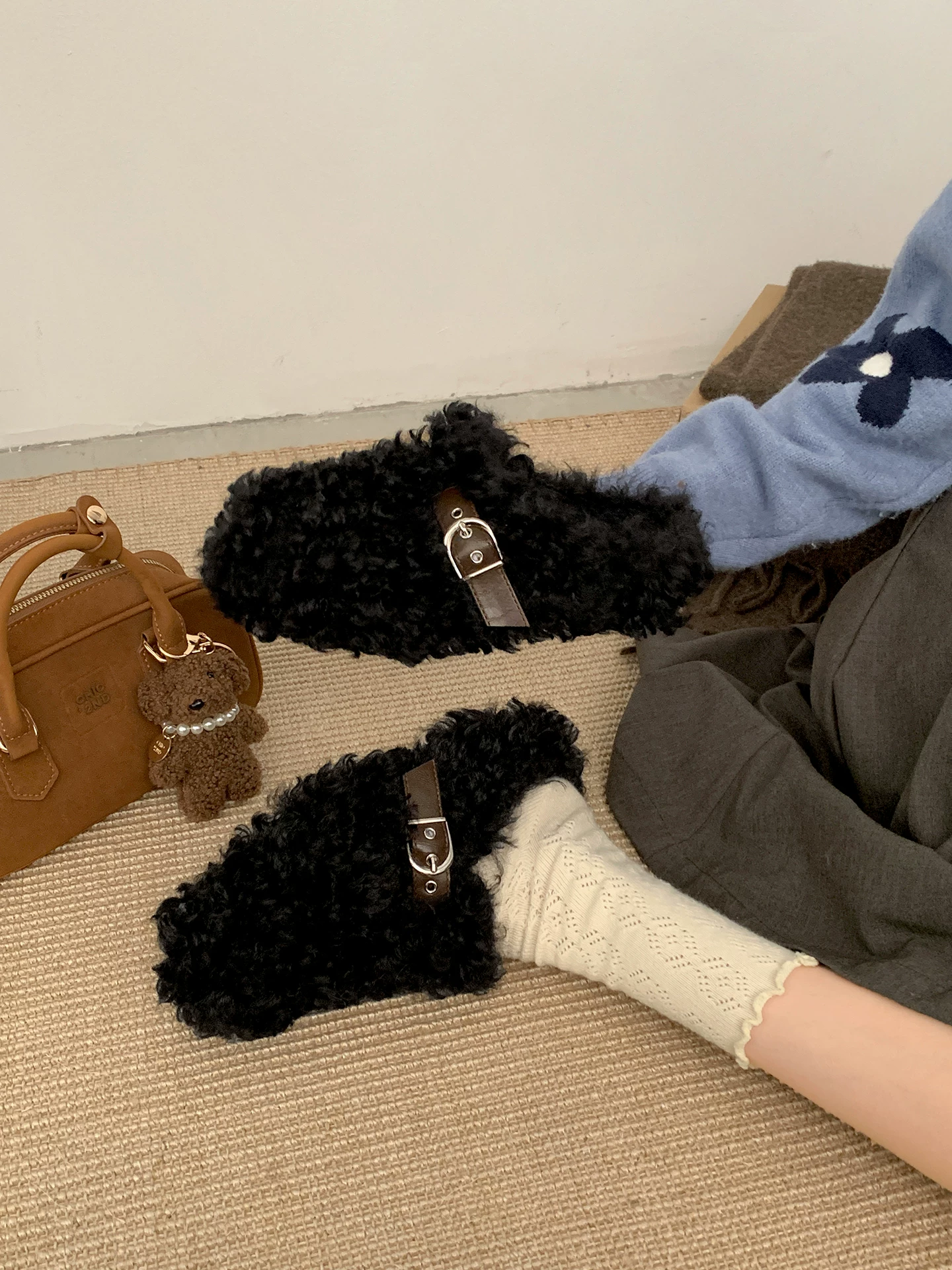 Đôi dép lê nữ đế dày, lót lông mềm mại, kiểu cổ điển, thích hợp đi ngoài trời, mẫu mới mùa đông 2025, giữ ấm, mũi kín.