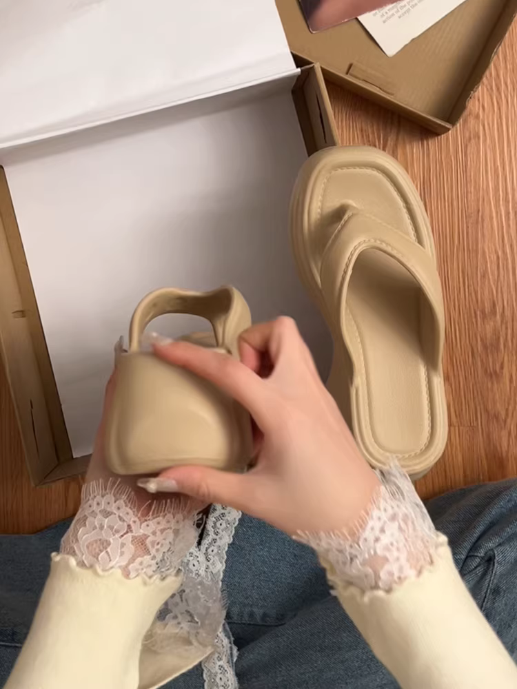 Dép nữ đế dày mùa hè 2025, thích hợp phối cùng chân váy, dép quai hậu tăng chiều cao.