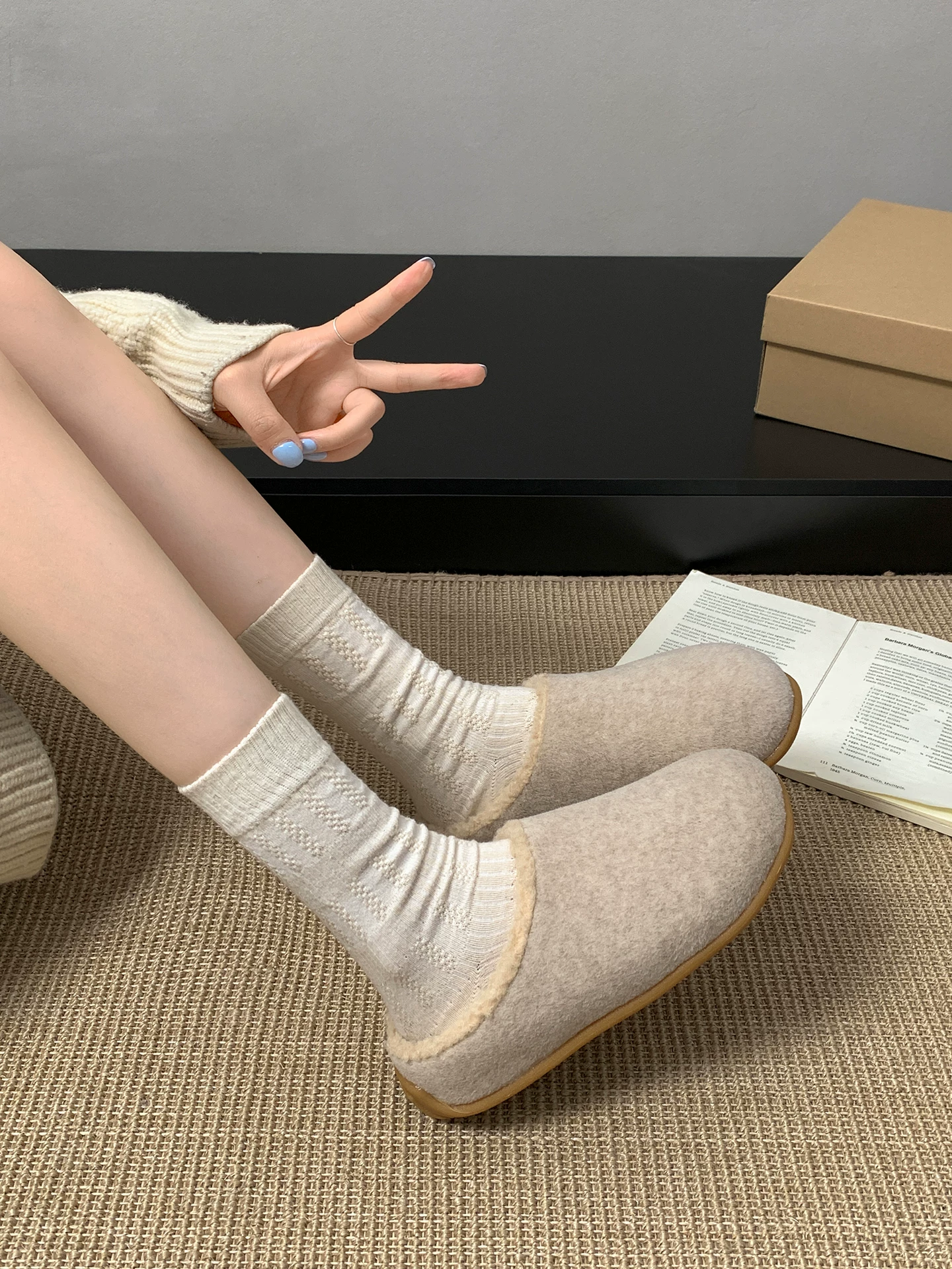 Giày Birkenstock đế dày kiểu Pháp màu hồng dành cho nữ, dép bông giữ ấm mũi kín lót lông mềm mại mùa thu đông 2025 mới.