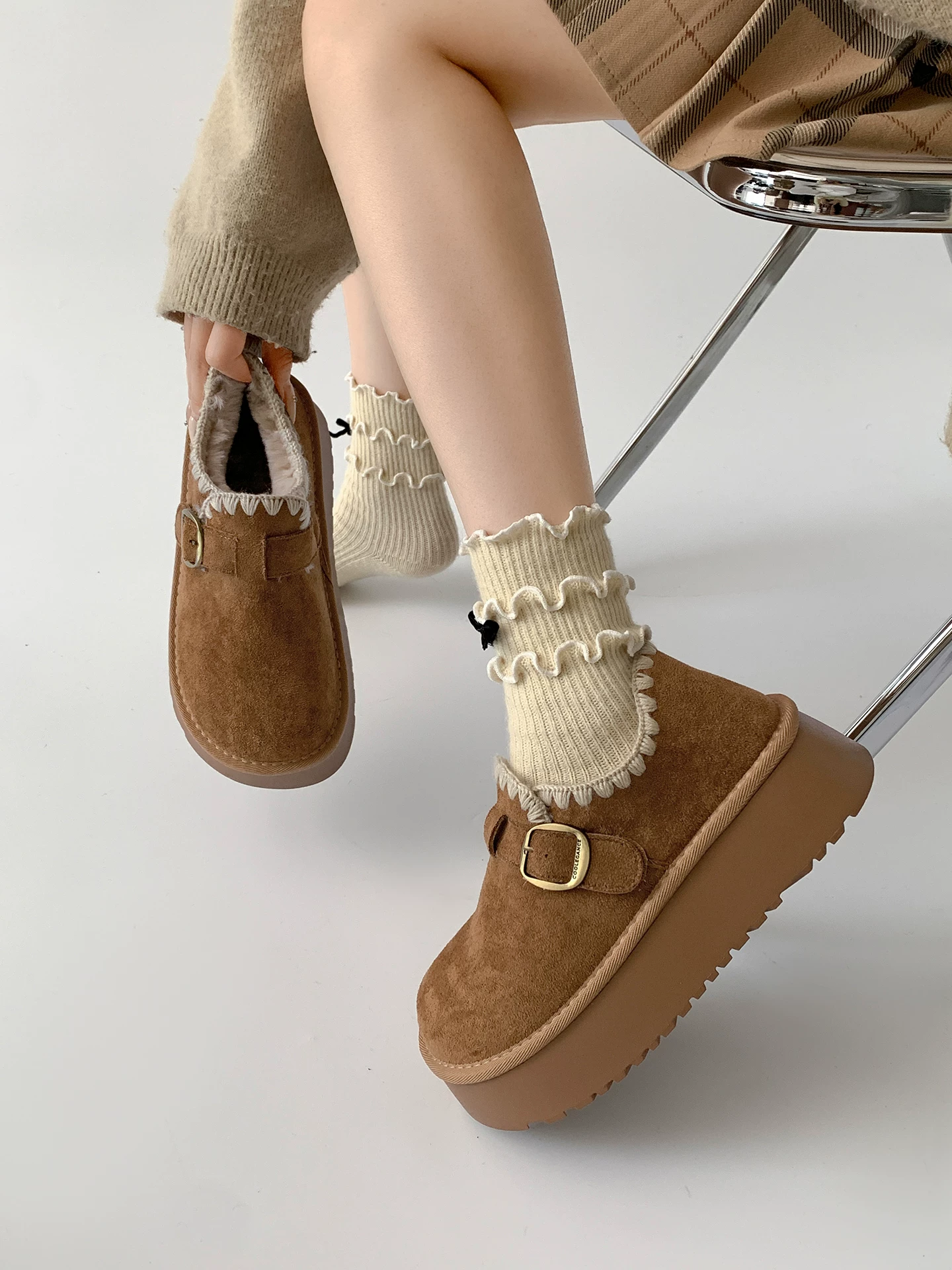 Giày kiểu Birkenstock đế dày phong cách retro lót lông cừu dành cho nữ, trang phục ngoài trời mùa thu đông mới năm 2025, tăng chiều cao, chống trơn trượt, giày bông giữ ấm đi tuyết.