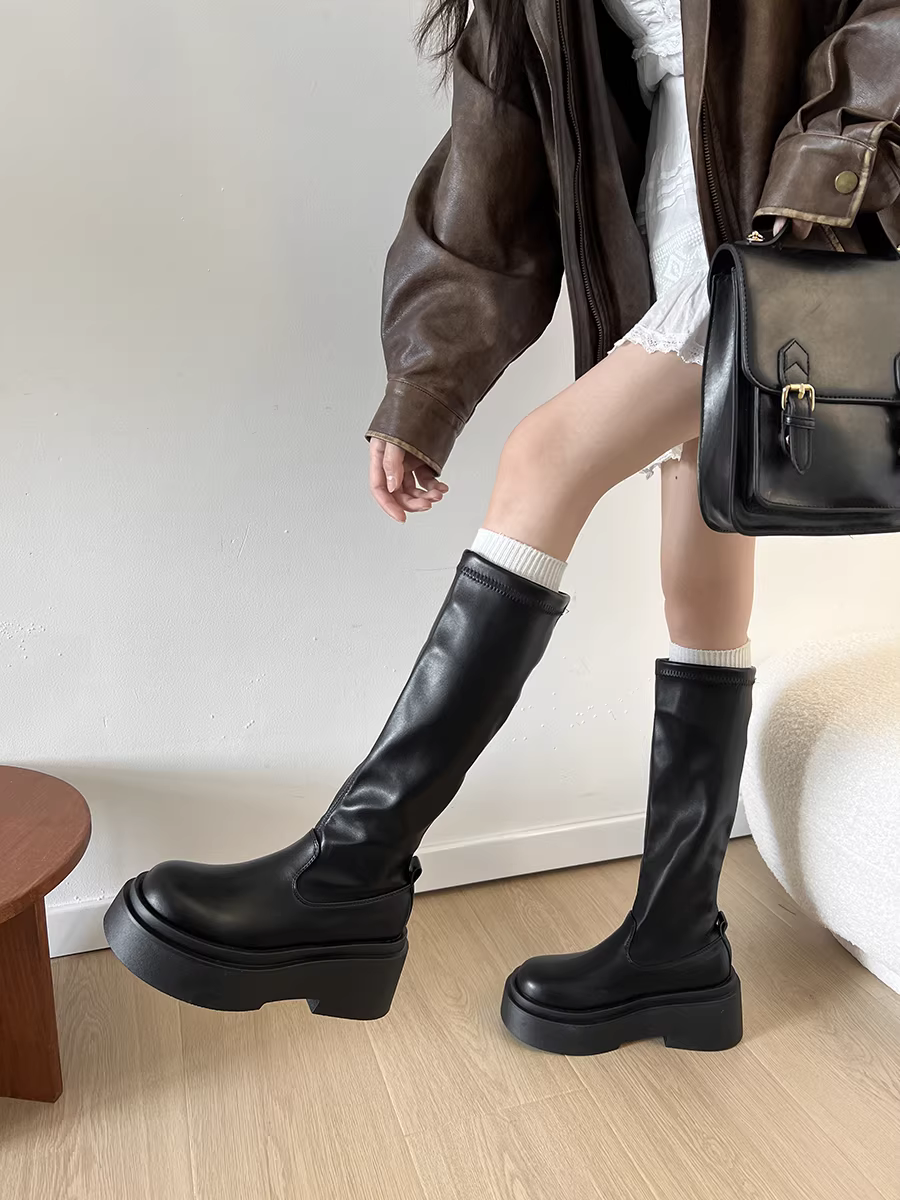 Giày bốt cao cổ đế dày kiểu Anh đen thời thượng dành cho nữ, mẫu mới thu đông 2025, kiểu dáng cổ điển, tôn dáng, trên gối.