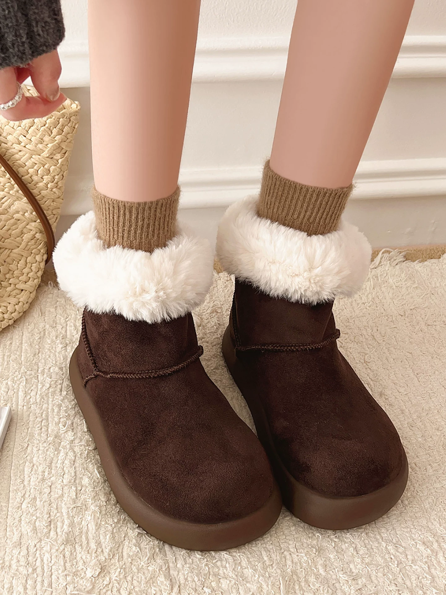 Giày bốt nữ mùa đông 2025 đế dày, lót lông mềm mại, ấm áp, chống trơn trượt, tăng chiều cao, kiểu dáng cổ điển, chất liệu cotton.