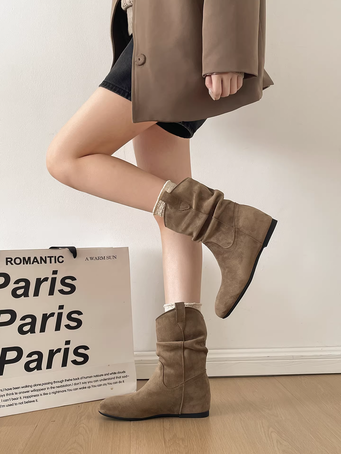 Giày bốt đế xuồng mũi nhọn kiểu retro màu nâu dành cho nữ, kiểu dáng mới thu đông 2025, phối cùng chân váy, bốt ngắn Melard