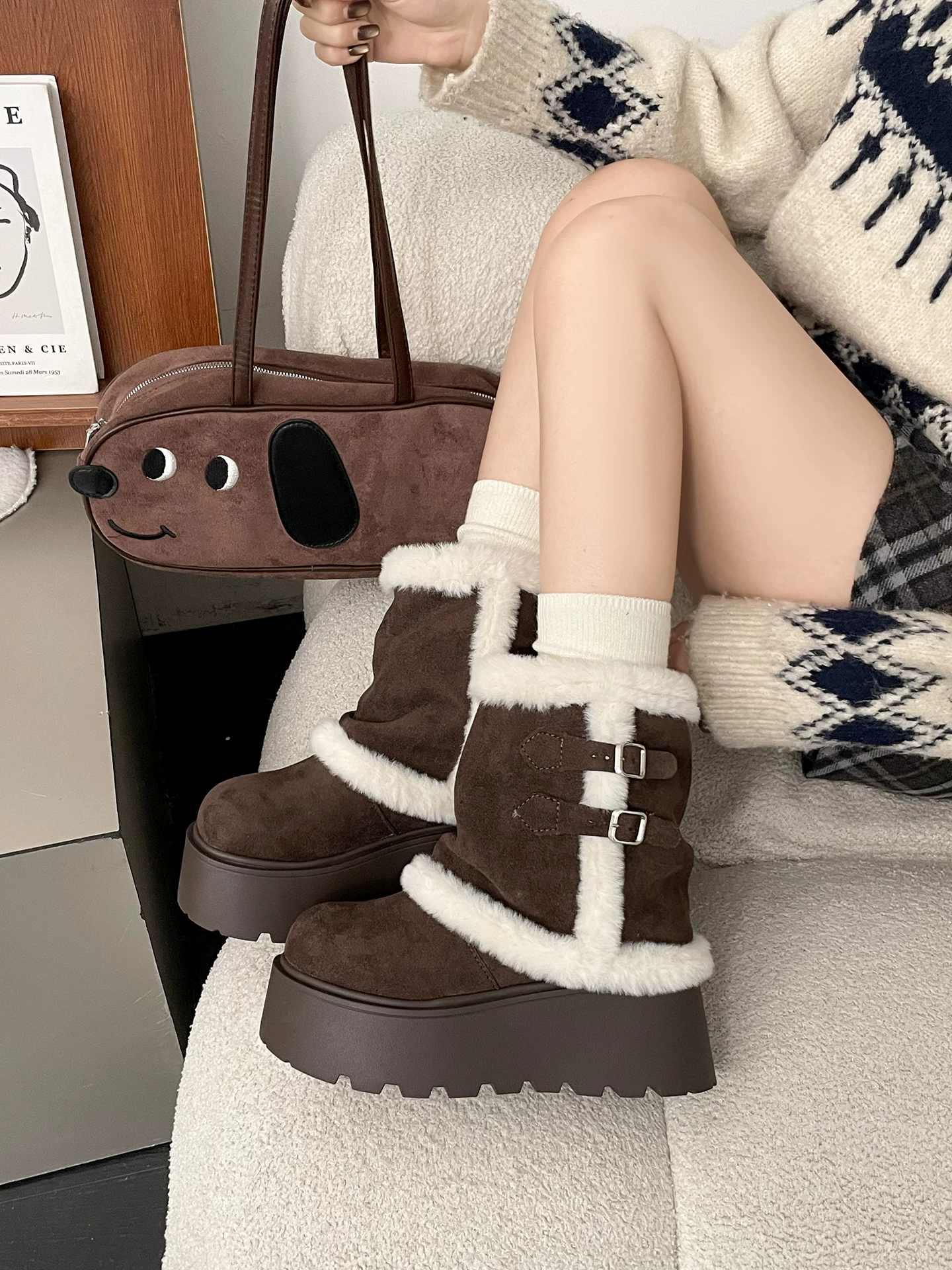 Giày bốt tuyết cổ điển đế dày lót lông cừu dành cho nữ, giày cotton ấm áp tăng chiều cao ngoài trời chống trượt mùa đông mới năm 2025.