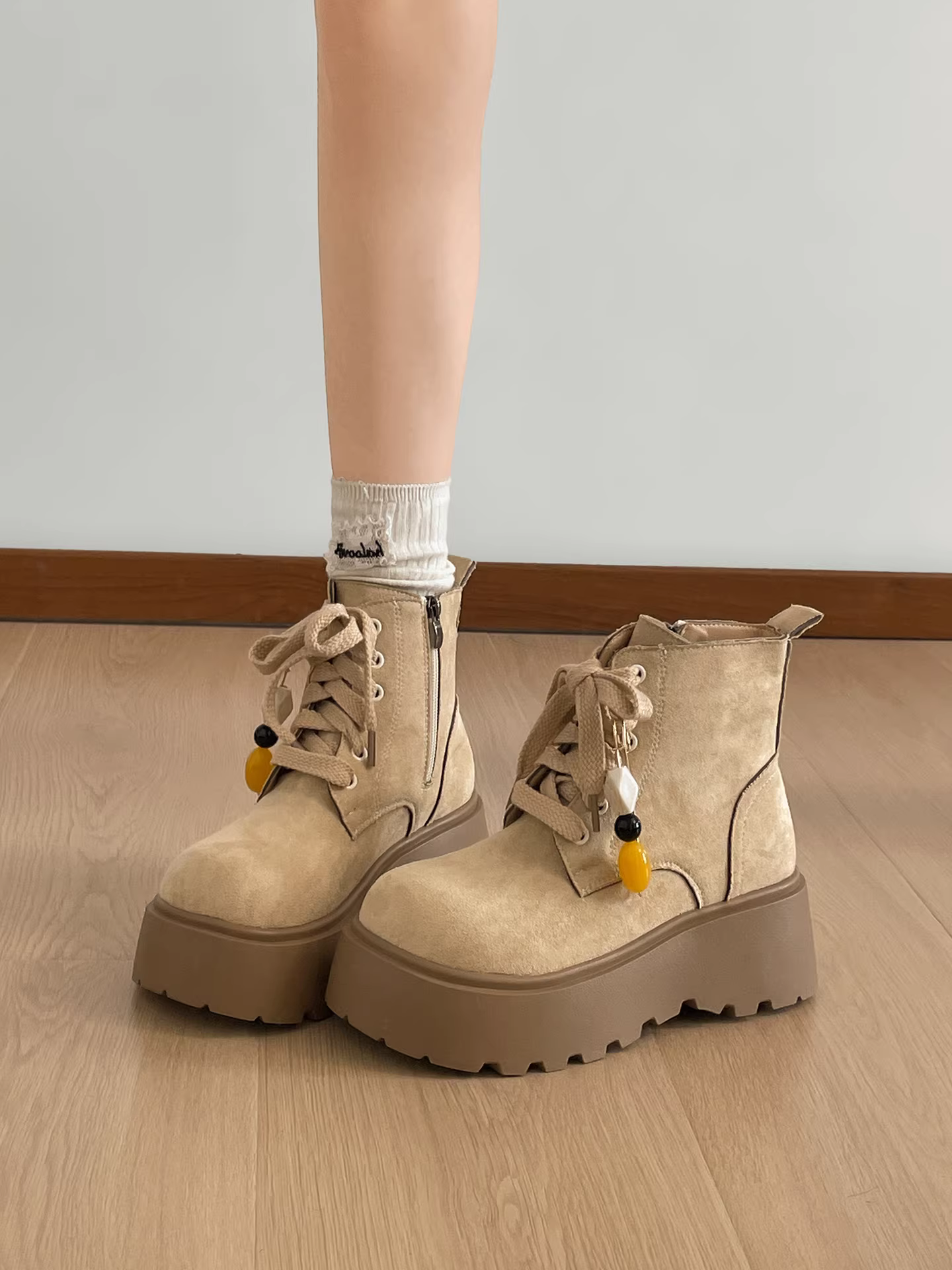 Giày bốt Martin đế dày đa năng phong cách retro dành cho nữ, kiểu dáng thu đông 2025 mới, tăng chiều cao và tôn dáng cho người nhỏ nhắn.