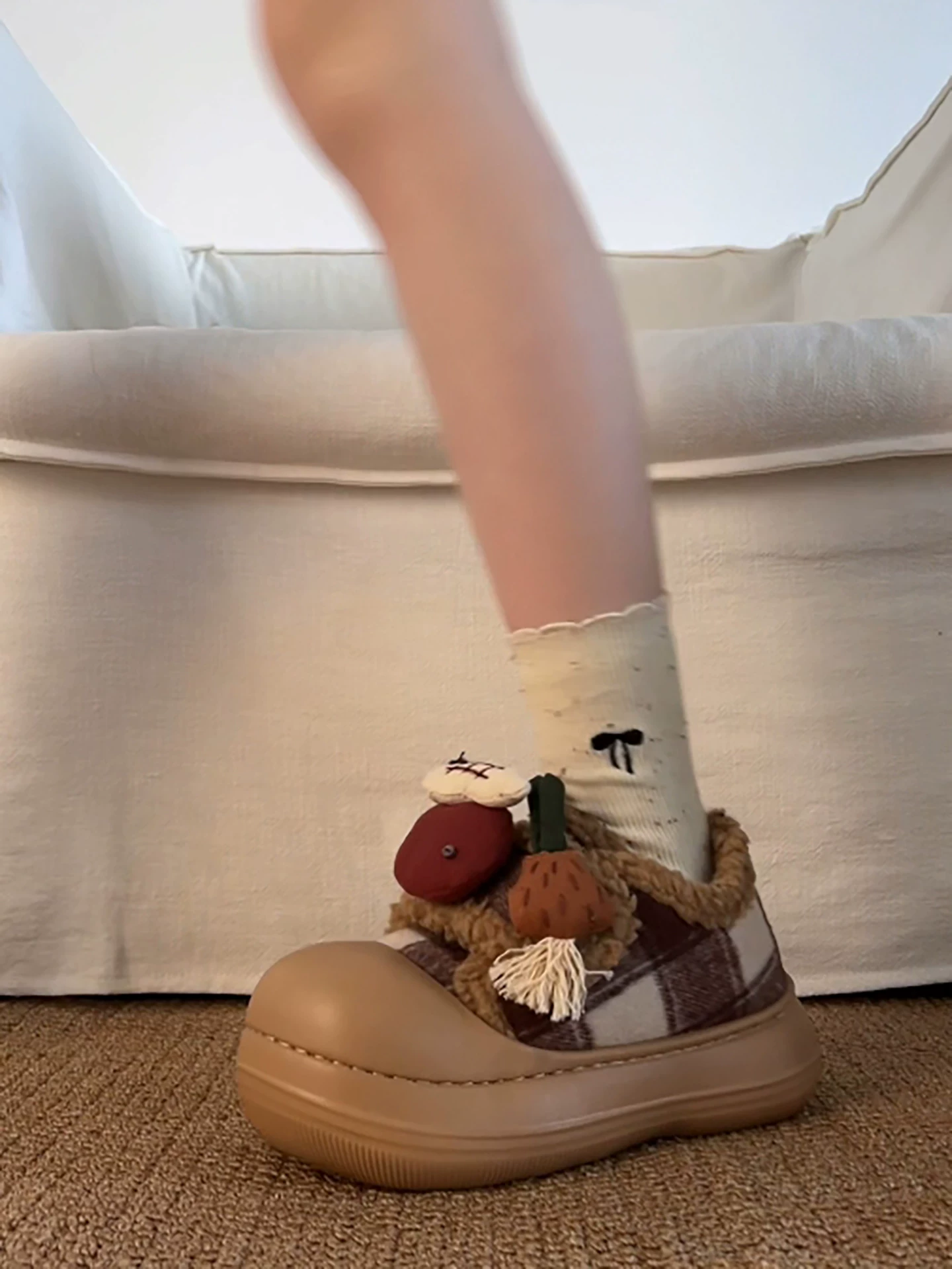 Giày bông tuyết đế dày cổ điển màu nâu hoạt hình dễ thương dành cho nữ, áo khoác ngoài mùa đông, kiểu mới 2025, giày bông mũi rộng lót lông ấm áp và mềm mại.