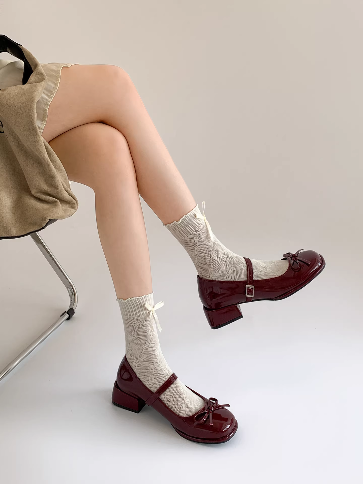 Giày cao gót đế thô mũi tròn kiểu Pháp màu đỏ dành cho nữ, mẫu mới thu đông 2025, đa năng phối với chân váy, giày Mary Jane tăng chiều cao.