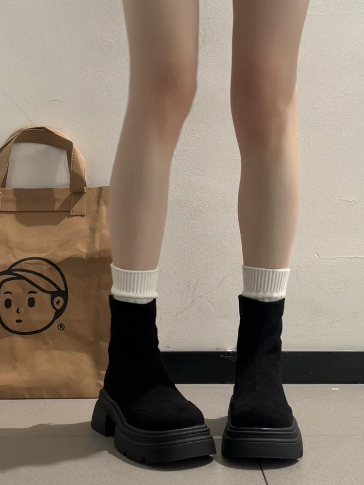 Giày bốt đế dày cổ điển màu đen dành cho nữ ở miền Nam, mẫu mới thu đông 2025, đa năng, kiểu ngắn, phù hợp với người nhỏ nhắn, tăng chiều cao và thon gọn.