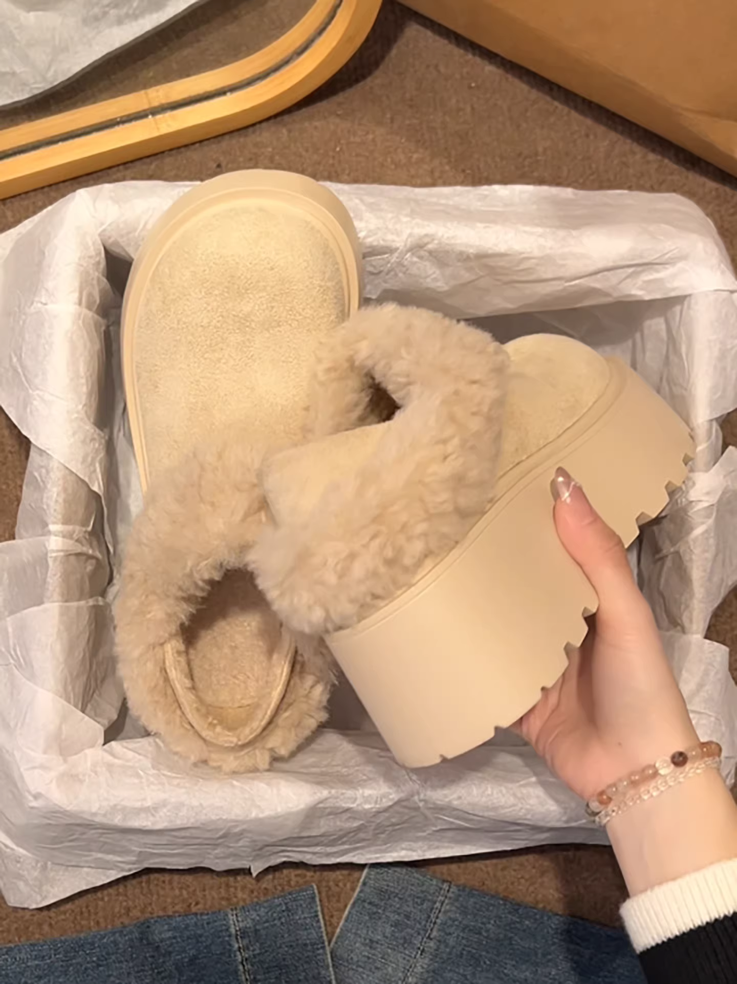 Giày bốt tuyết đế dày lót lông mềm kiểu cổ điển màu trắng dành cho nữ, giày cotton kiểu Birkenstock giữ ấm mùa đông mới năm 2025.