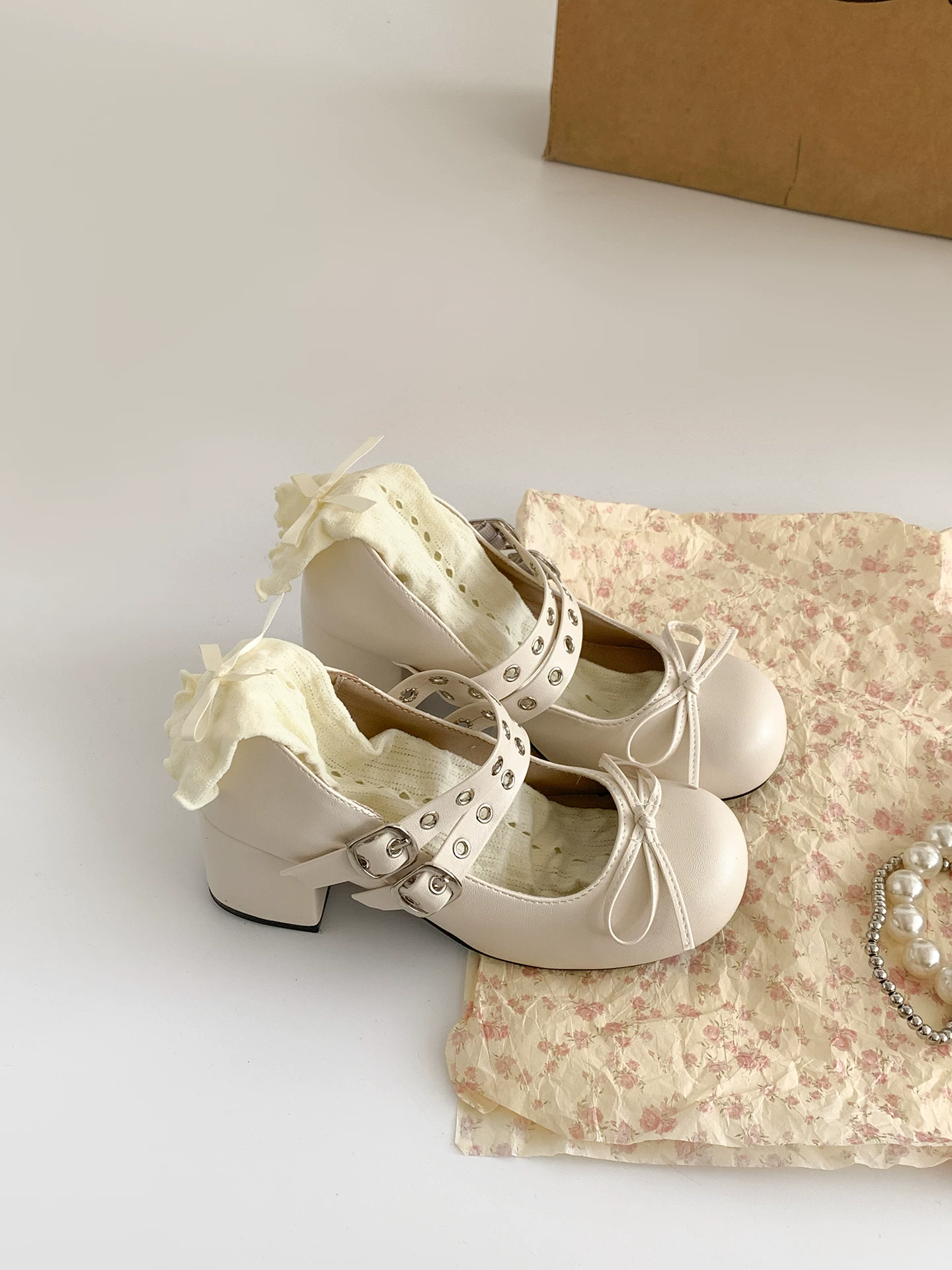 Giày cao gót chunky kiểu Pháp cổ điển màu trắng dành cho nữ, kiểu dáng thu mới 2025, phù hợp phối với chân váy, giày Mary Jane.