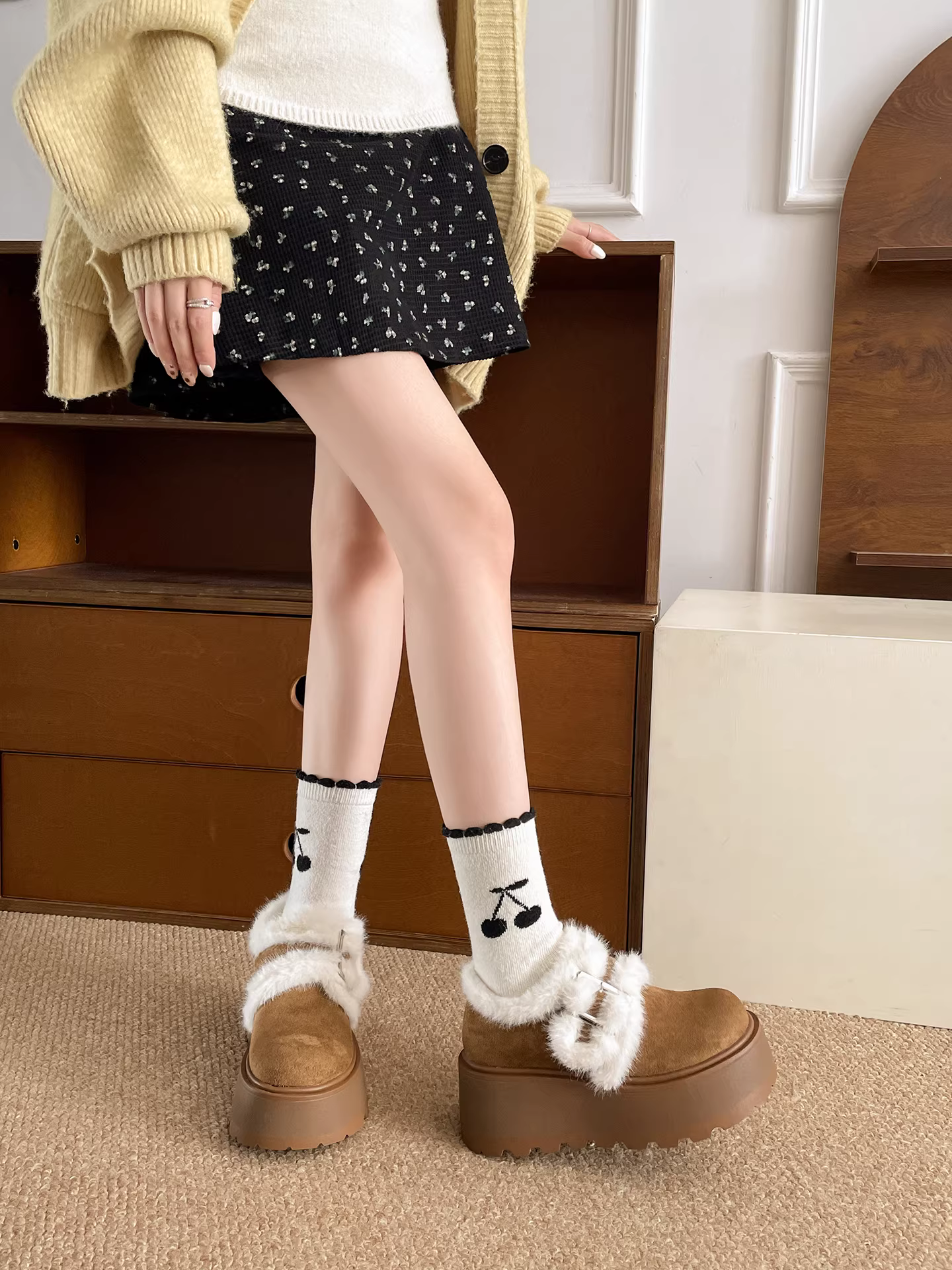 Giày bông mùa đông đế dày lót lông cừu kiểu retro màu trắng dành cho nữ, giày Birkenstock lông ấm mới năm 2025.