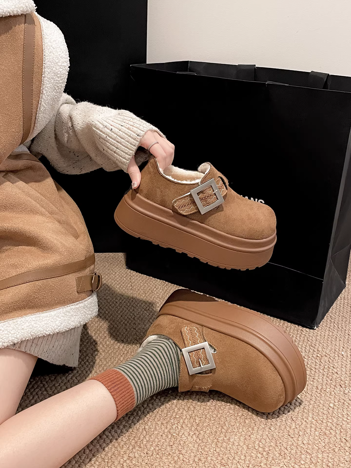 Giày Birkenstock đế dày lông nhung kiểu cổ điển màu nâu dành cho nữ, giày mùa đông mới năm 2025, dày dặn ấm áp, lót bông.