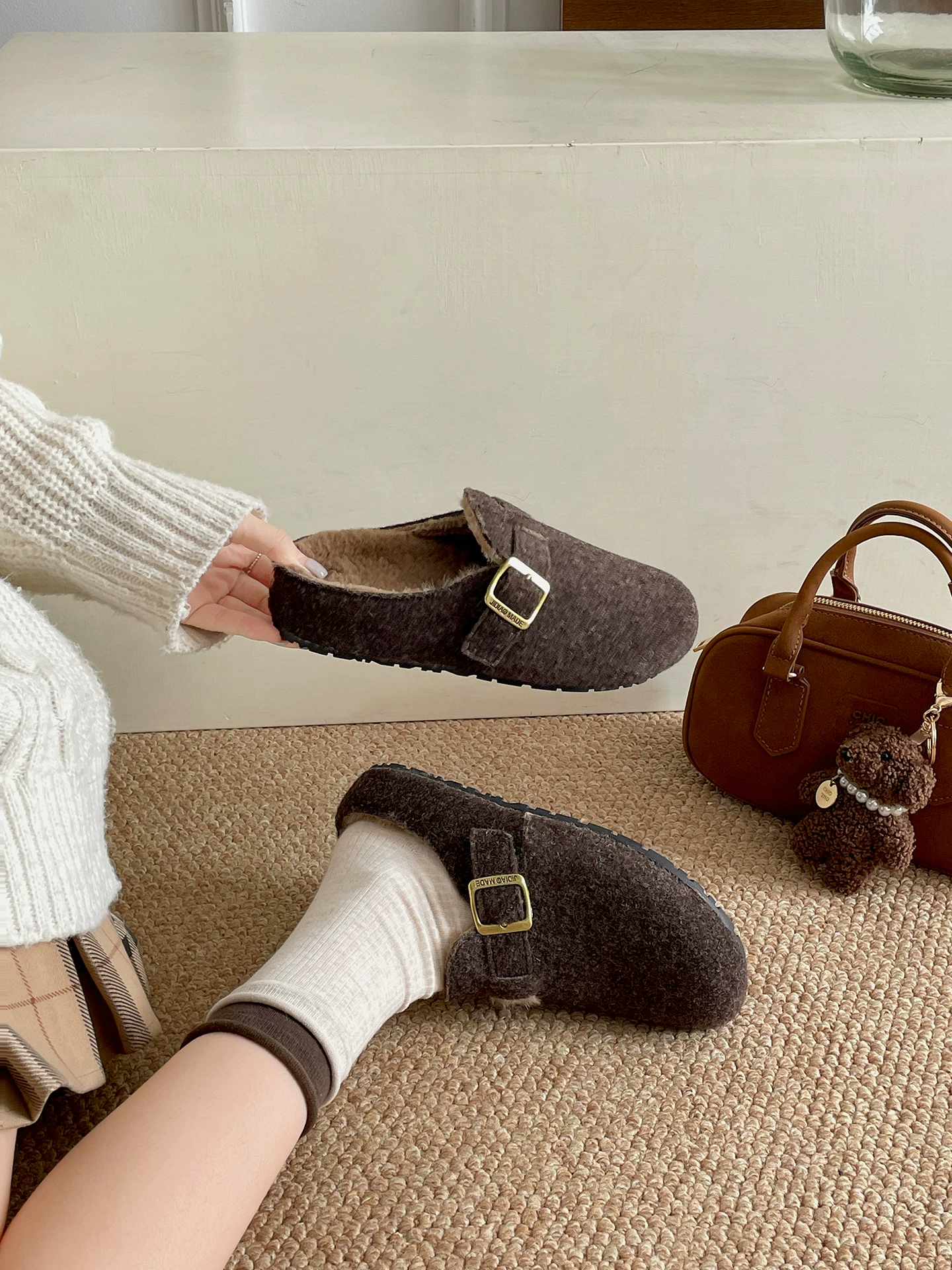 Giày Birkenstock đế dày màu nâu cổ điển kiểu Pháp dành cho nữ, kiểu dáng mùa thu mới 2025, phối cùng chân váy và dép bông nhung bảo vệ ngón chân.