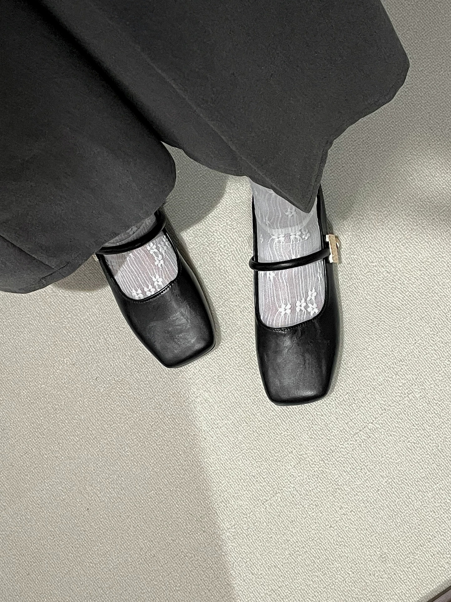 Dép bệt đế bằng mũi kín kiểu retro đen tăng chiều cao dành cho nữ, đi ngoài trời mùa hè, kiểu mới 2025, dép quai ngang mũi vuông kiểu Pháp đế mềm.