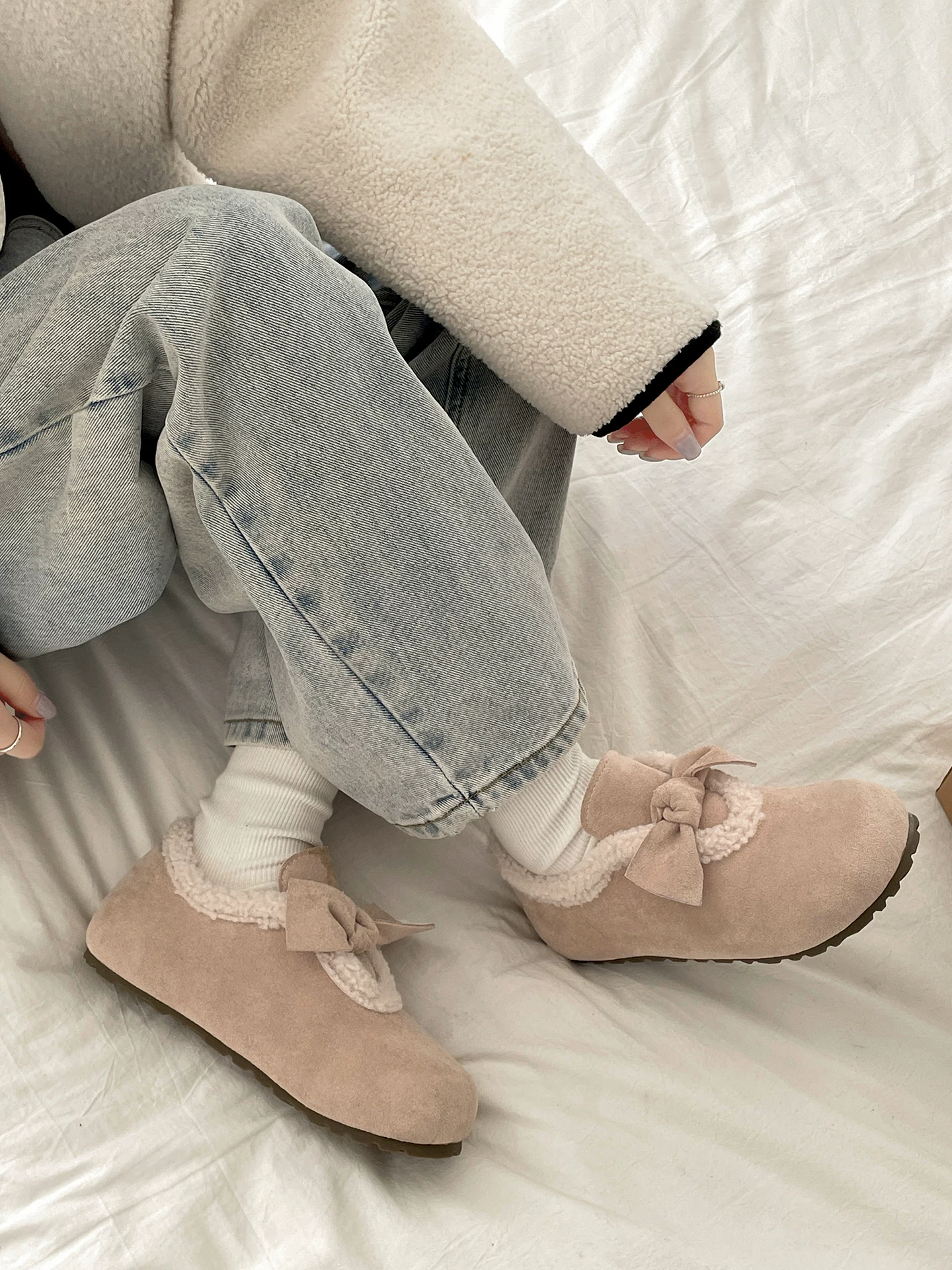 Giày Birkenstock đế dày cổ điển màu trắng, kiểu quấn toàn bộ, dành cho nữ, mẫu mới thu đông 2025, lót lông cừu giữ ấm, chất liệu cotton dày dặn.