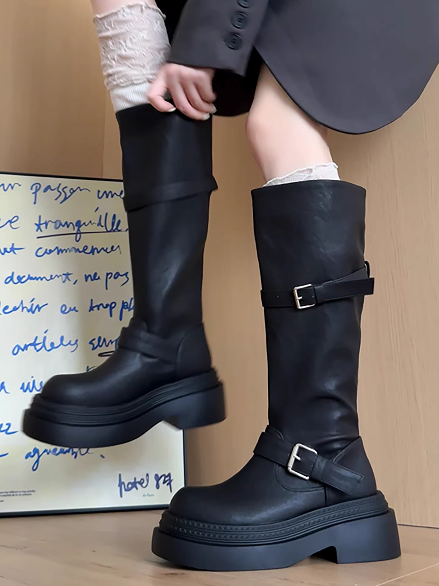 Giày bốt nữ đế dày kiểu Anh cổ điển màu đen, kiểu dáng mới thu đông 2025, tôn dáng, phối chân váy