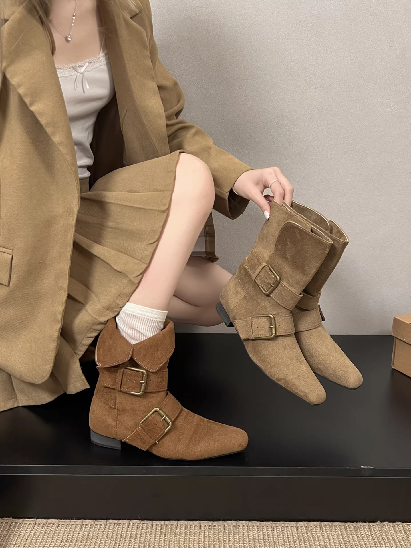 Giày bốt cao gót kiểu Maillard màu nâu cổ điển dành cho nữ, kiểu dáng thu đông 2025 mới, phối chân váy giúp trông thon gọn và cao hơn, kiểu bốt ngắn Birkenstock.