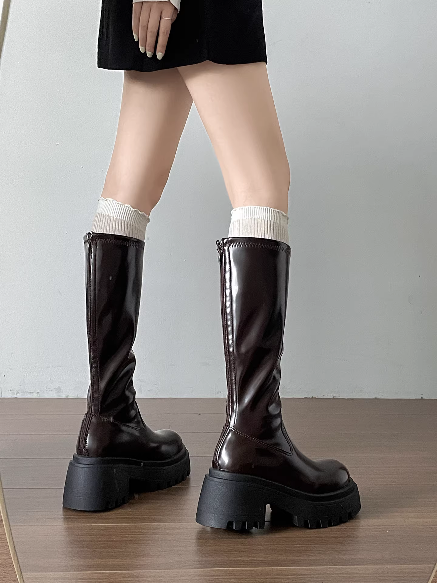 Giày bốt đế xuồng cao gót đen dành cho nữ, bốt dài, kiểu dáng thu đông 2025 mới, phối cùng chân váy, bốt cưỡi ngựa tôn dáng.