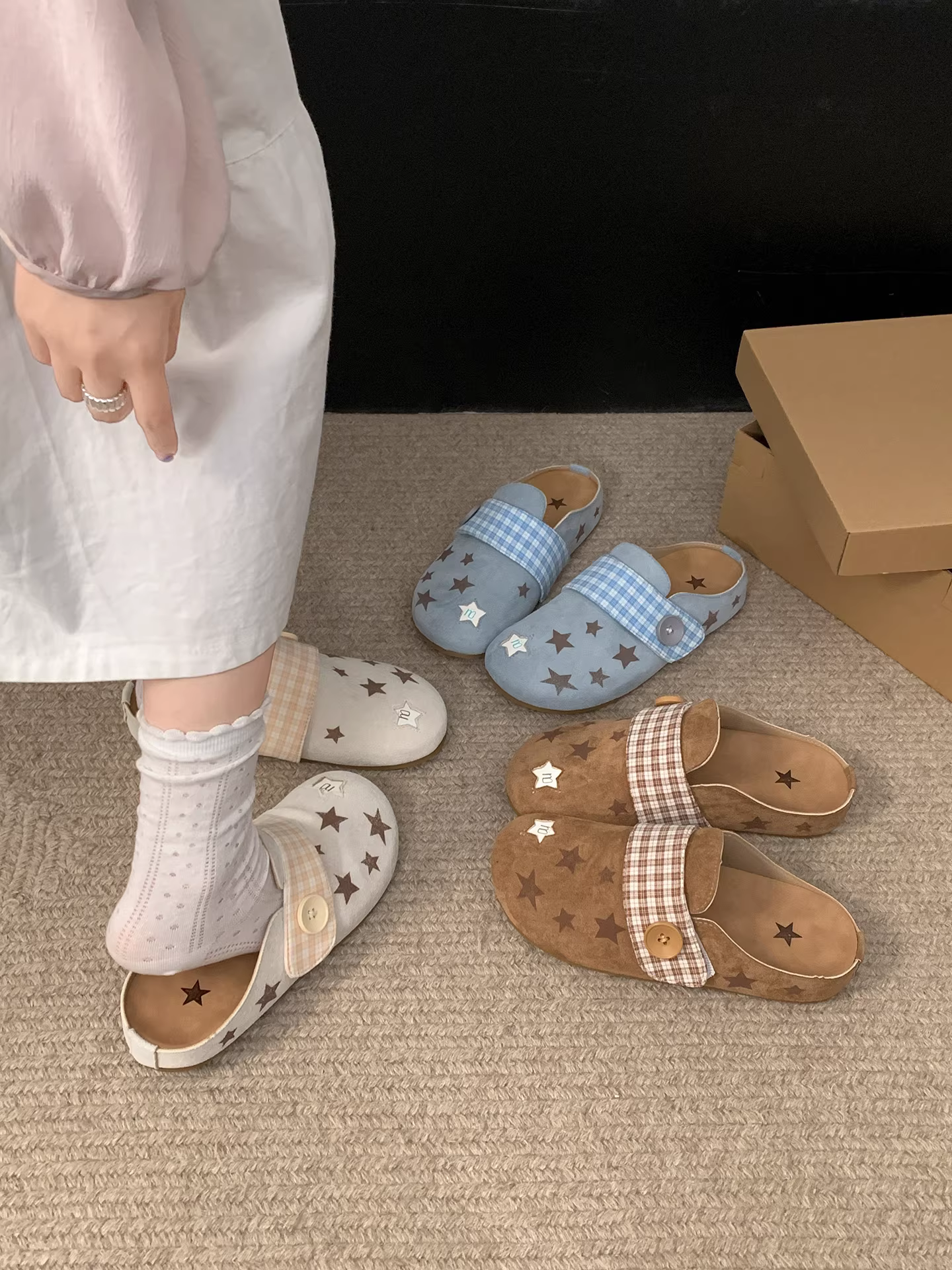 Dép nữ đế dày cổ điển cao cấp màu trắng, kiểu mới mùa thu 2025, thích hợp phối cùng váy, kiểu Birkenstock nửa dép.