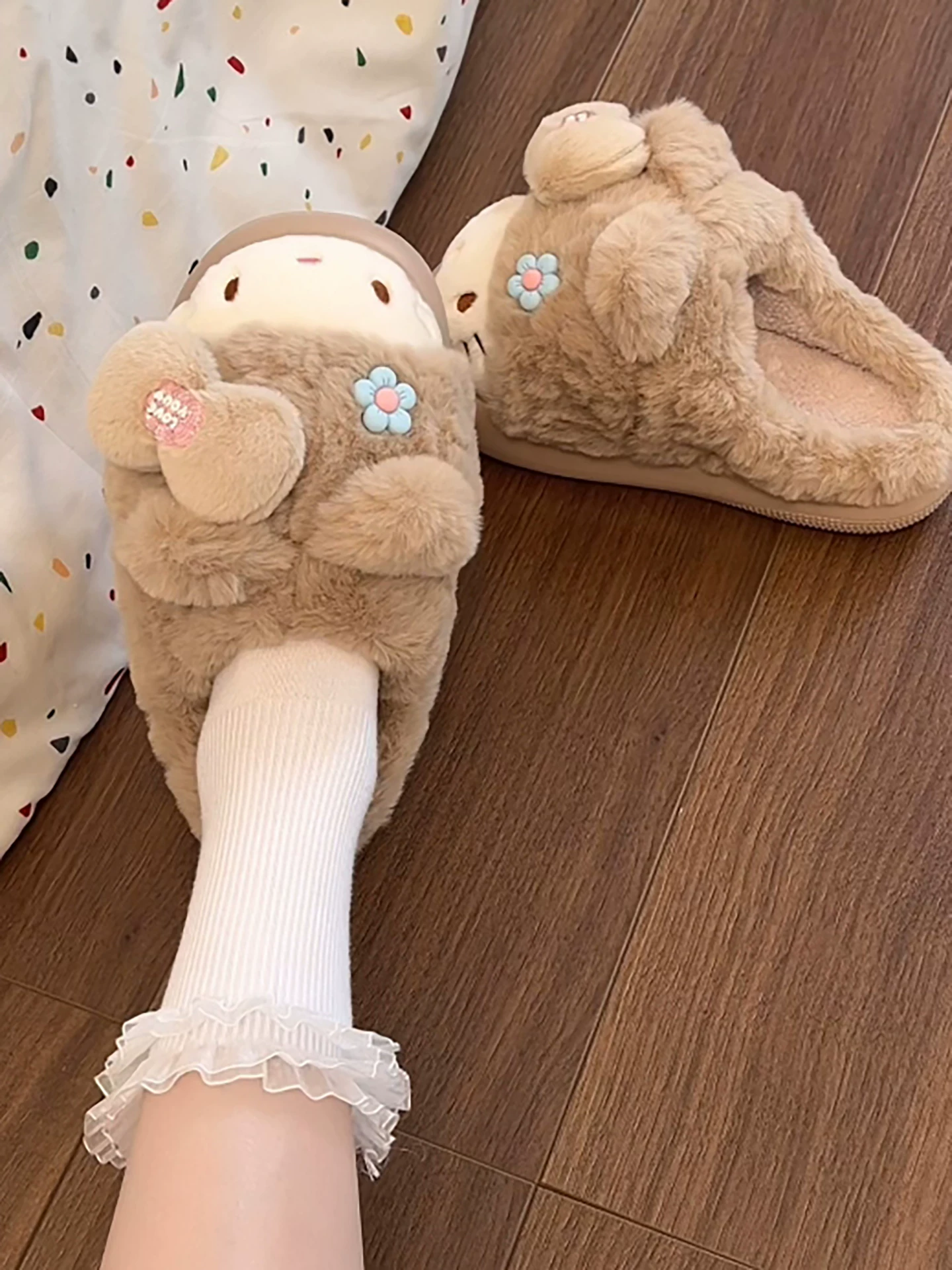 Dép lông dày đế dày chống trượt hoạt hình dễ thương dành cho nữ, thích hợp để mang ngoài trời, dép bông đế mềm mũi kín đa năng mùa thu đông 2025.