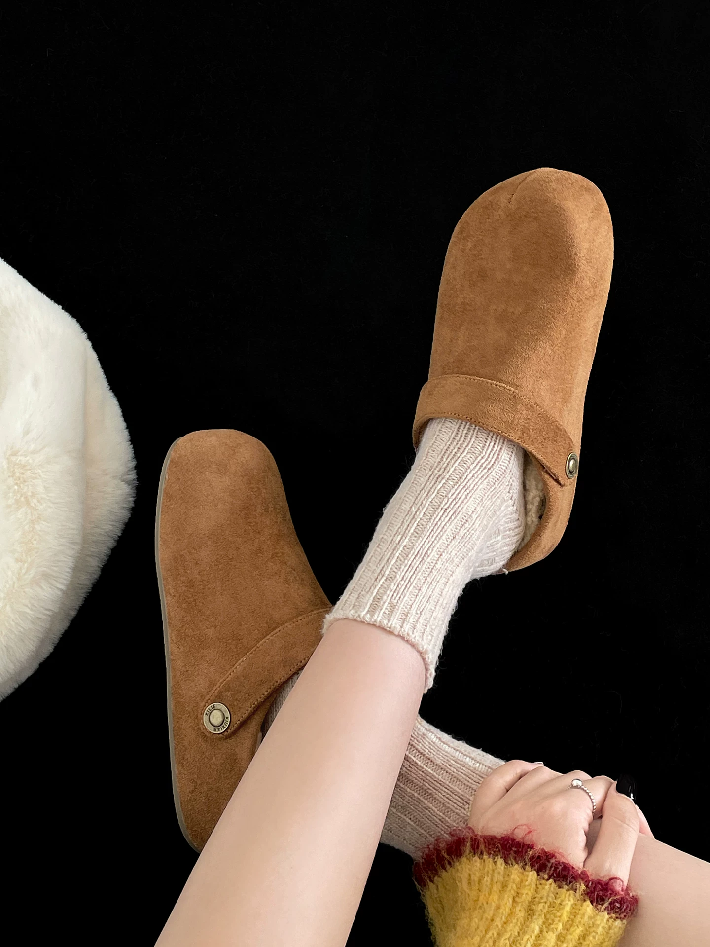 Giày Birkenstock đế dày phong cách retro tăng chiều cao, chất liệu nhung mềm mại, kiểu nửa dép dành cho nữ, mẫu mới thu đông 2025, giữ ấm bằng vải cotton.