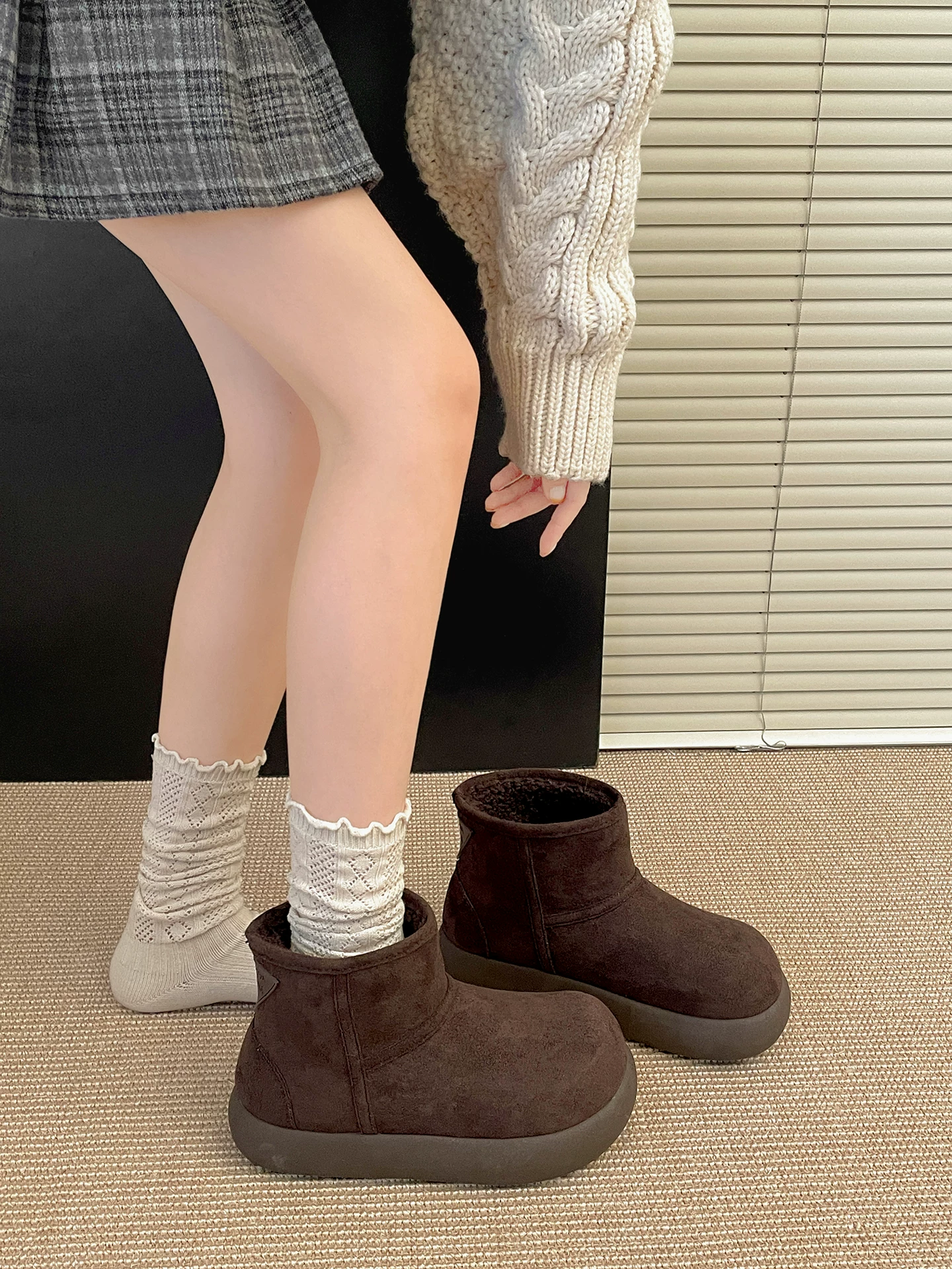 Giày bốt tuyết lót lông cừu đế dày màu nâu cổ điển dành cho nữ, mẫu mới mùa đông 2025, dày dặn ấm áp, kiểu Birkenstock, chất liệu cotton